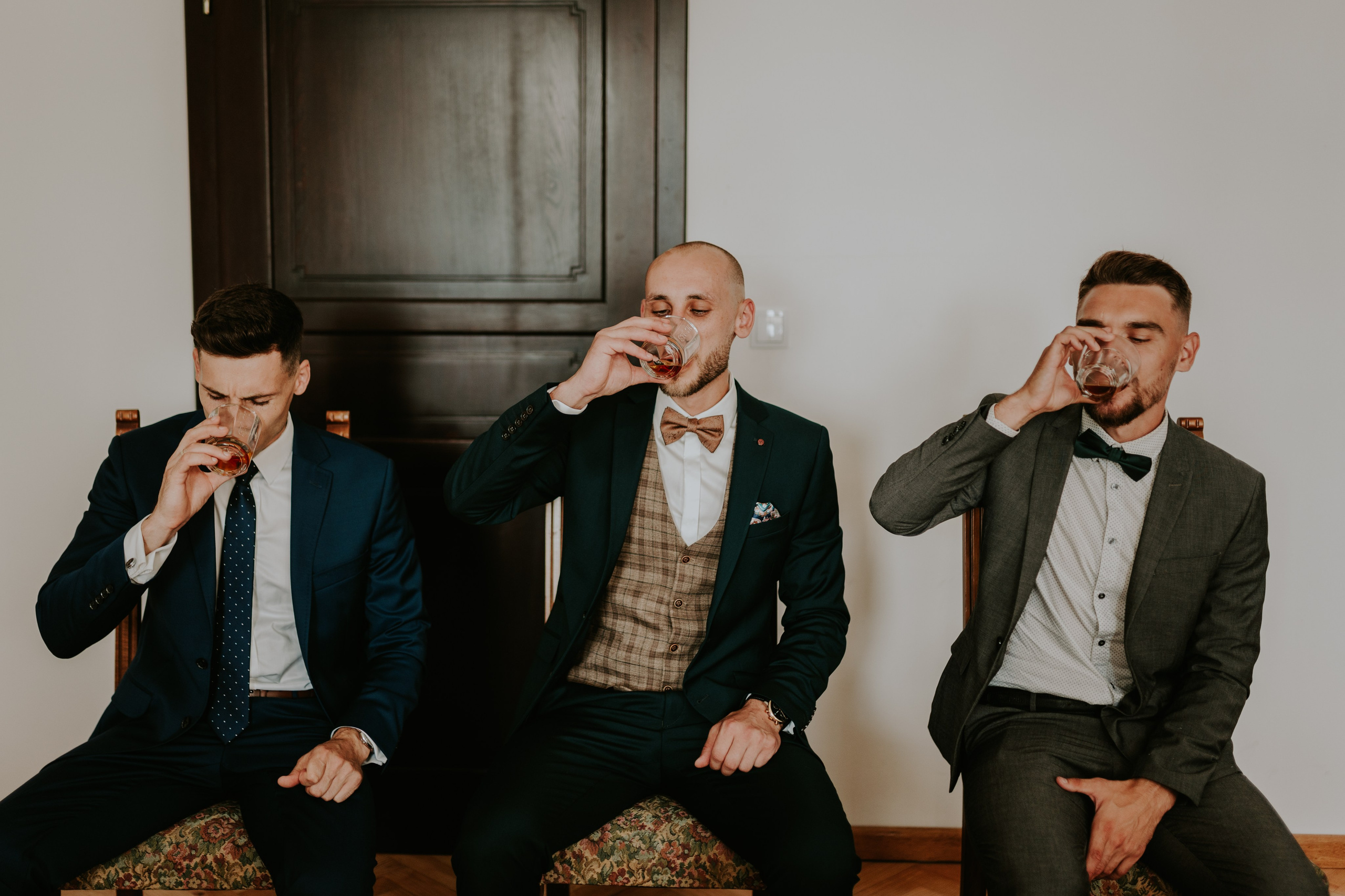 Dwór Wierzbno: plenerowy ślub pod wierzbą. Karkowskafoto - fotografia miłości