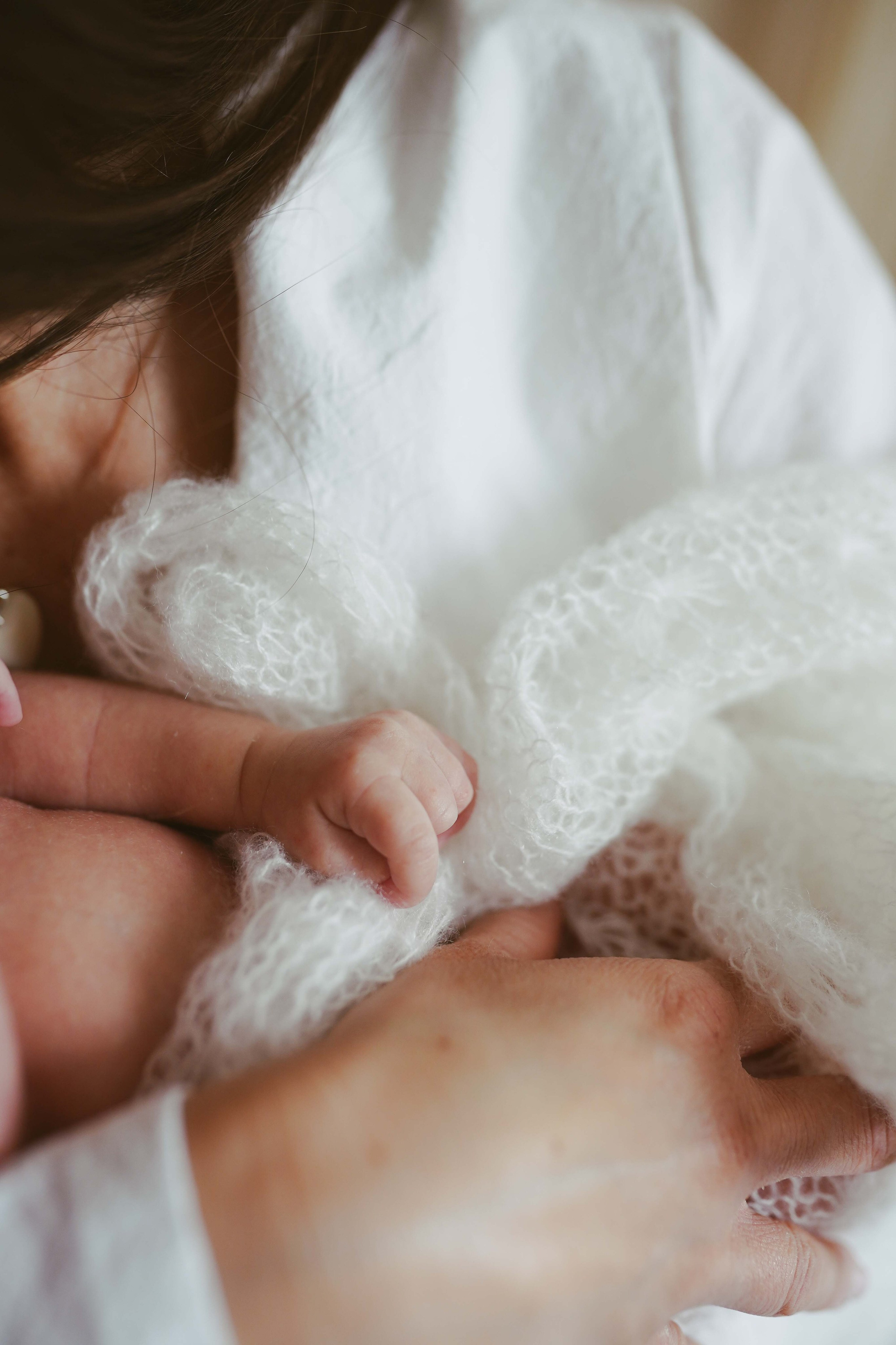 Inspira sesiune foto nou-nascut. Madalina Beda- Artist vizual, fotograf, doula la nastere, consultant babywearing Brasov si in toata tara