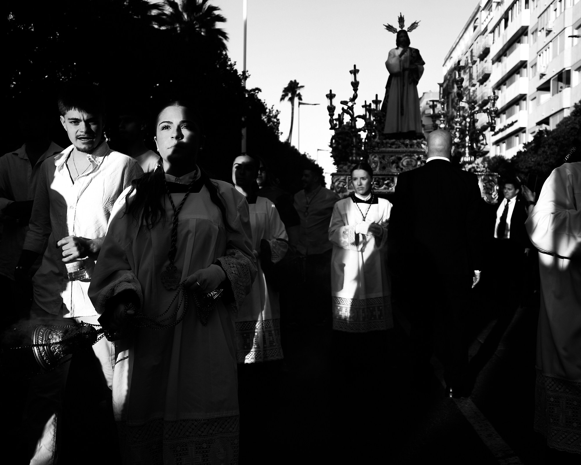 Cuando la calle te pone a prueba: Fotografía Documental en el Corpus de Huelva con Ricoh GR IV. Fotógrafo profesional en Sevilla Francisco Guerrero