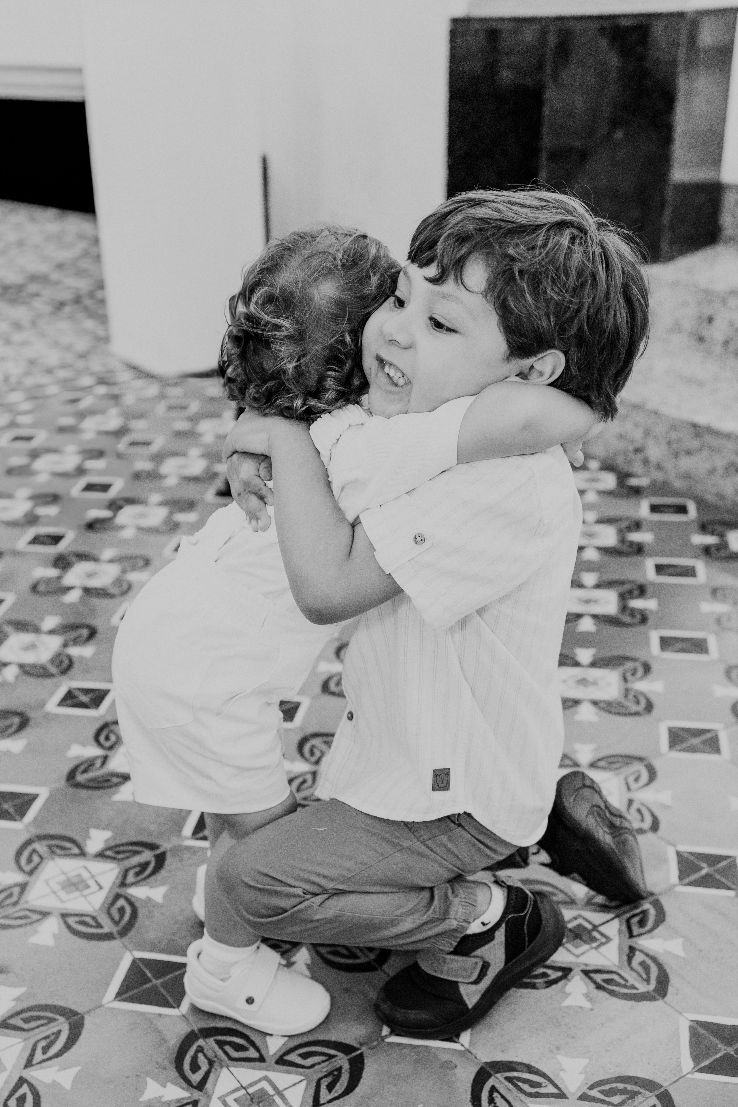 Abraço dos irmão em igreja