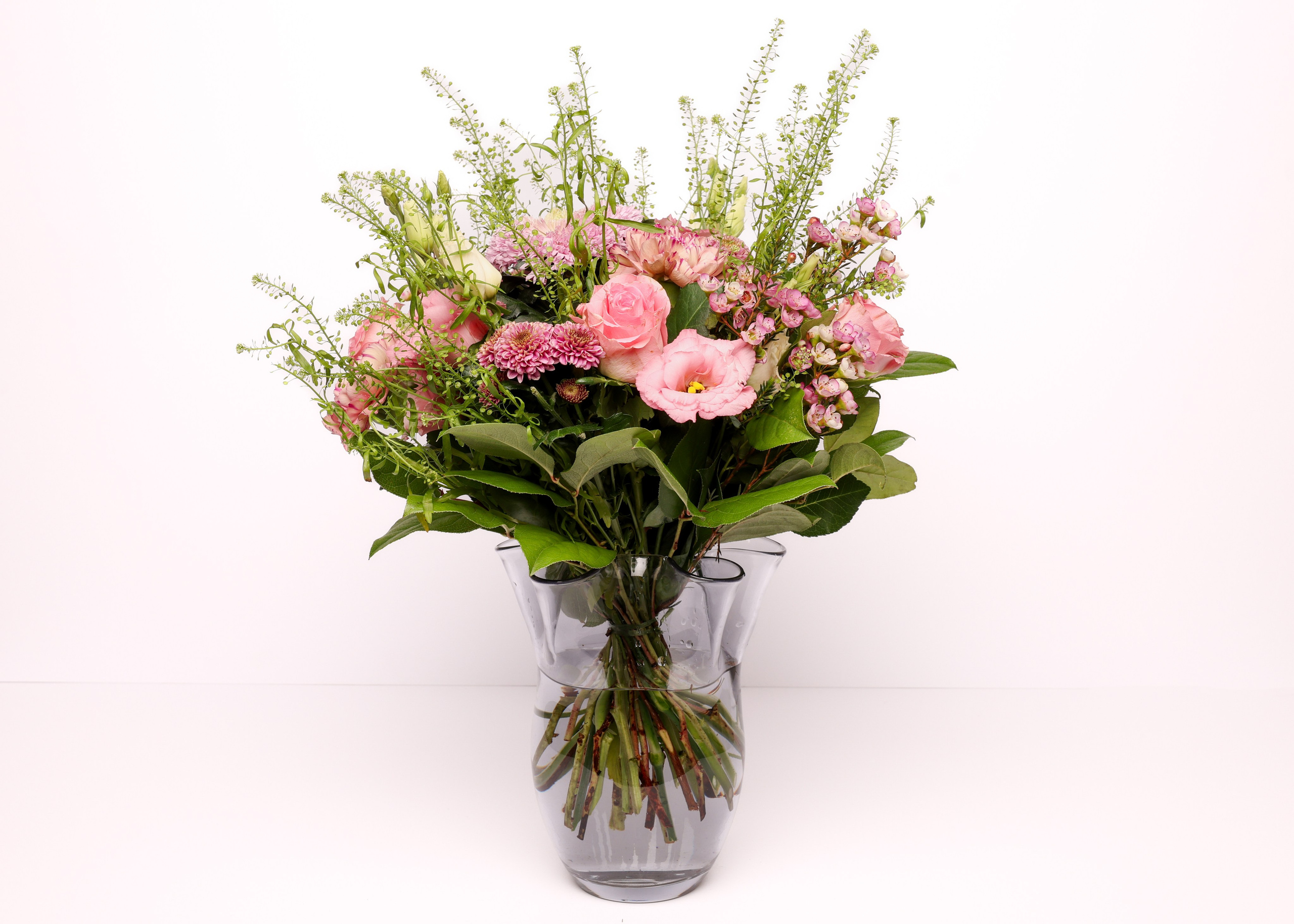 En tæt pink buket med grønne nuancer. Hvis du har nogle specifikke ønsker til farve, bedes du skrive en kommentar - så gør vi vores bedste. Alle vores buketter laves ud fra sæsonens udvalg af blomster, og billedet er derfor vejledende. Levering i Aarhus og omegn.