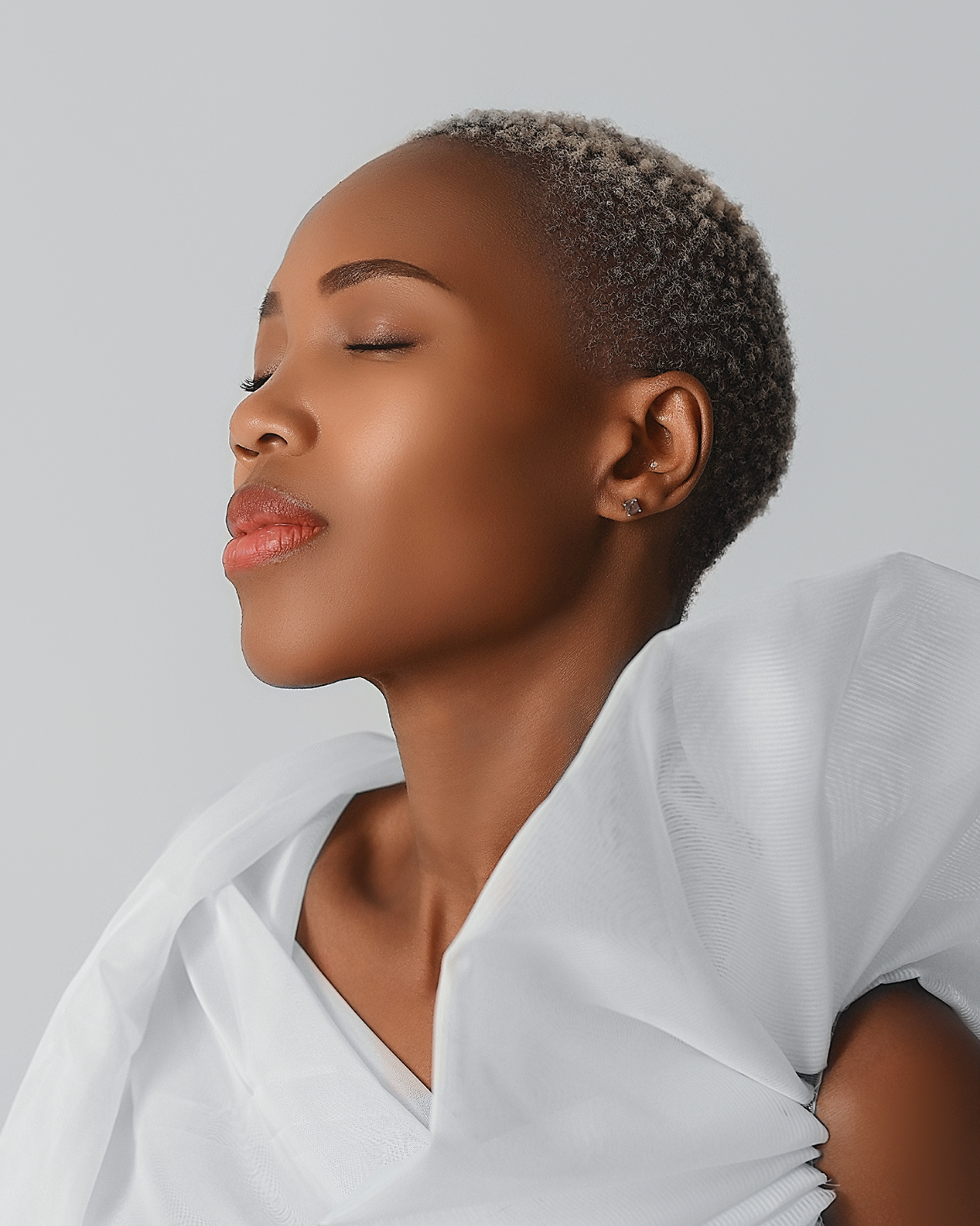 Faszinierendes Frauenportrait mit fließendem Stoff – künstlerische Bewegung trifft auf ästhetische Fotografie mit luxuriösem Flair.