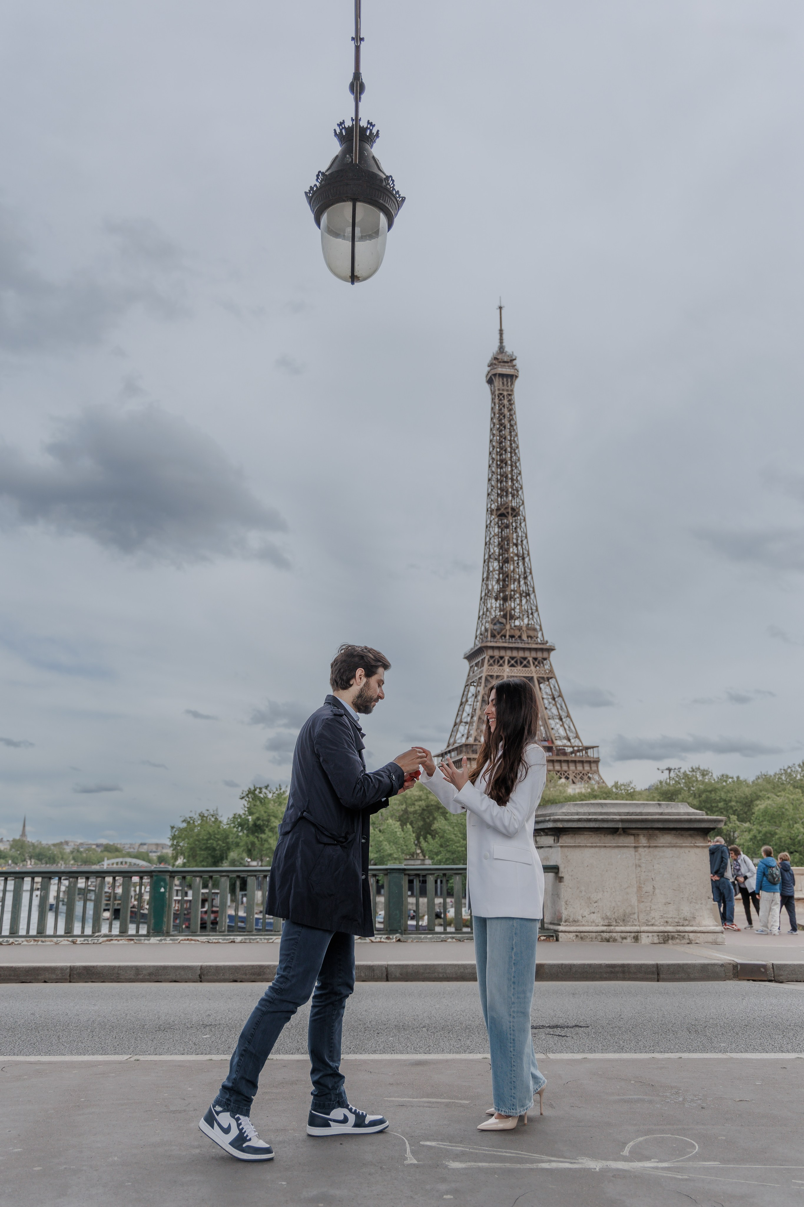 Bir-Hakeim Bridge in Paris — The Iconic Location for Luxury Proposal & Elopement Photography. Photographe à Paris