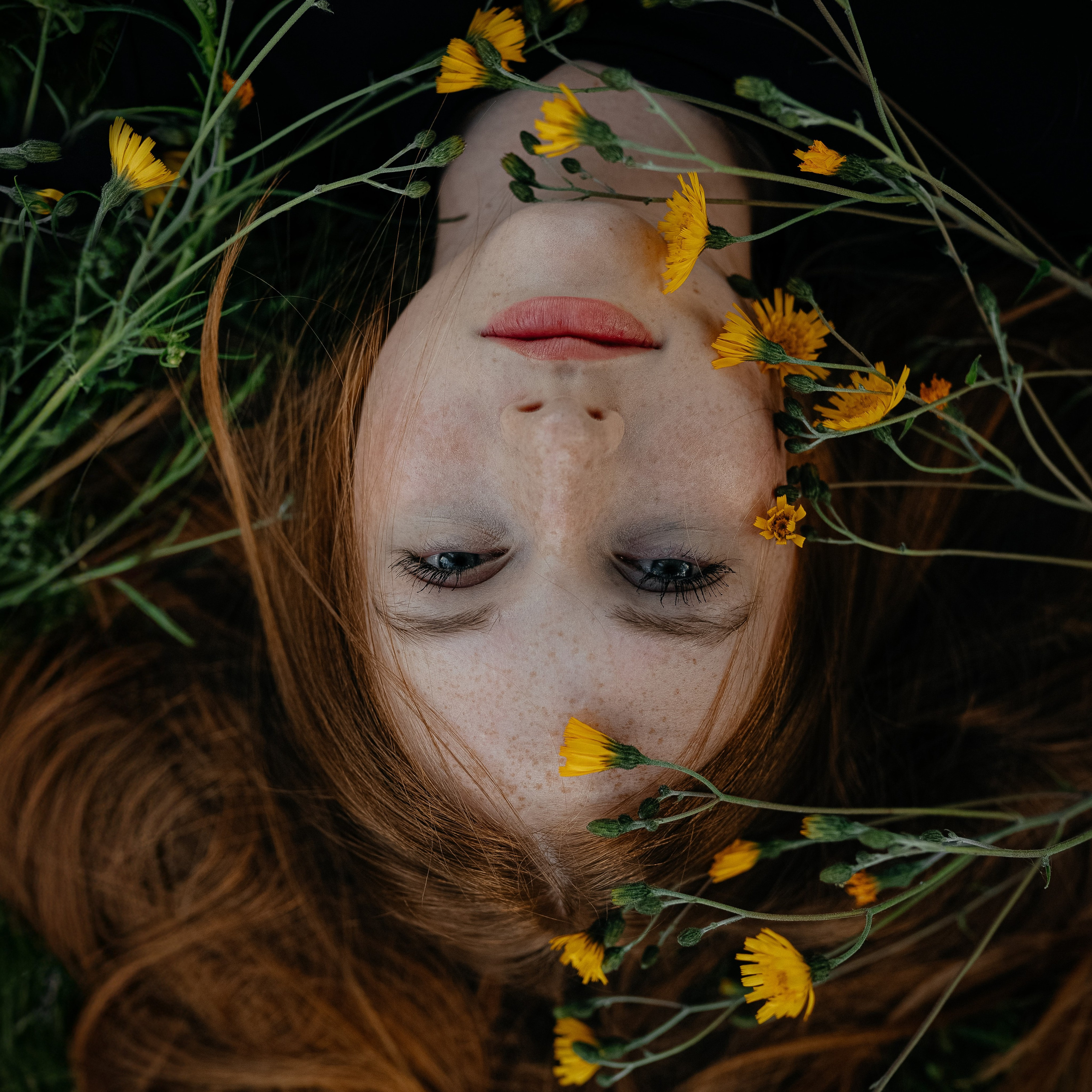 Frauenporträt in Nahaufnahme mit natürlicher Ausstrahlung