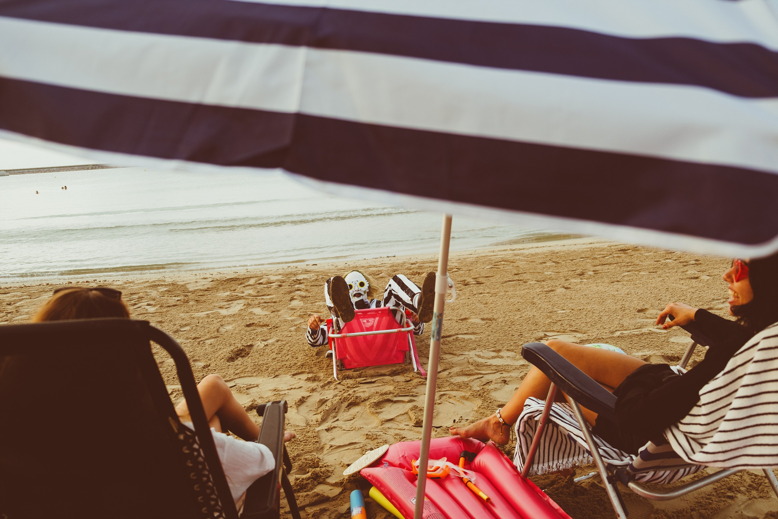 Beetlejuice на море: Экспериментальная фотосессия с цирковыми артистами — Фотограф Андрей Луковников