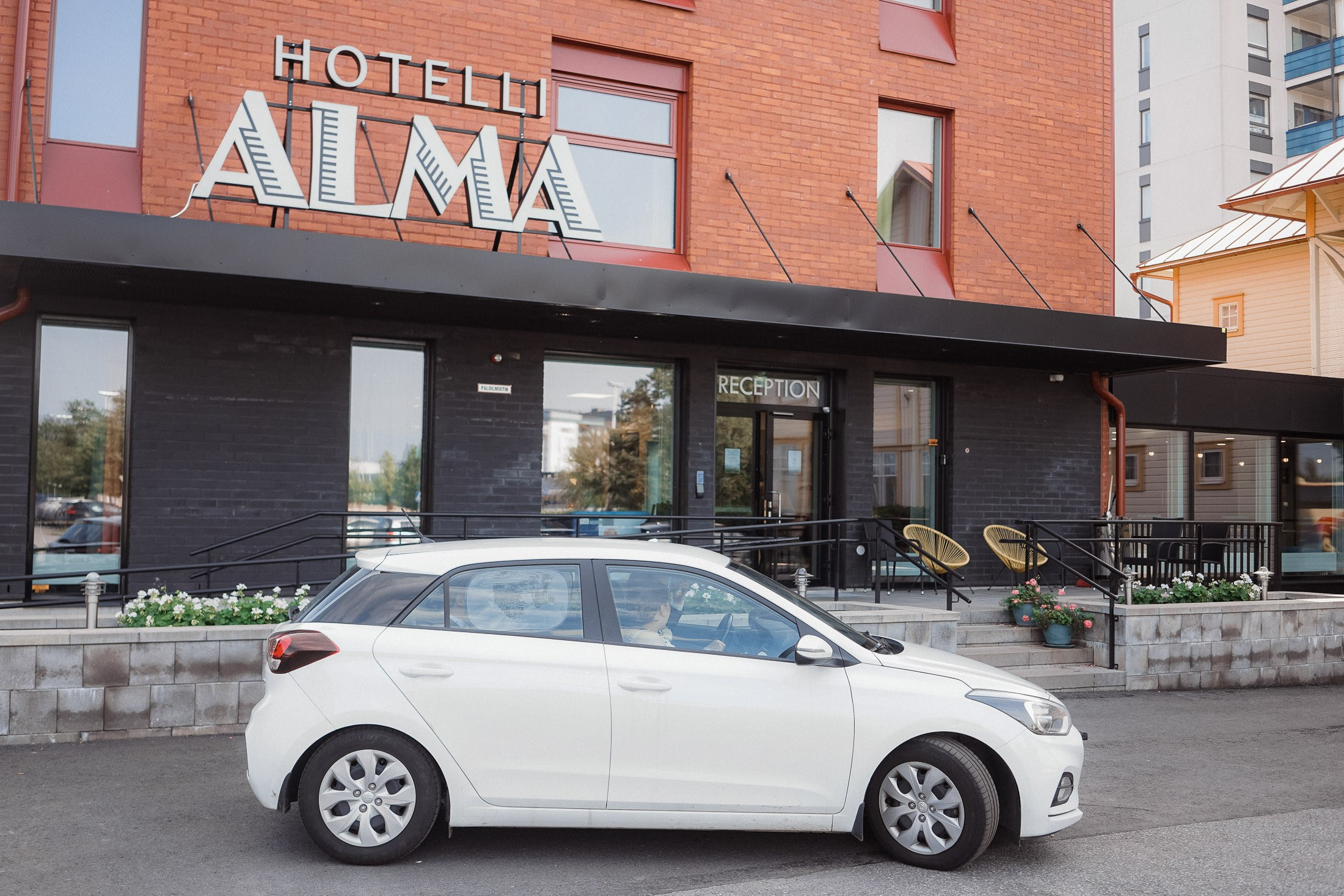 Sulhanen ja morsian lähtevät kirkolle Alma hotellilta