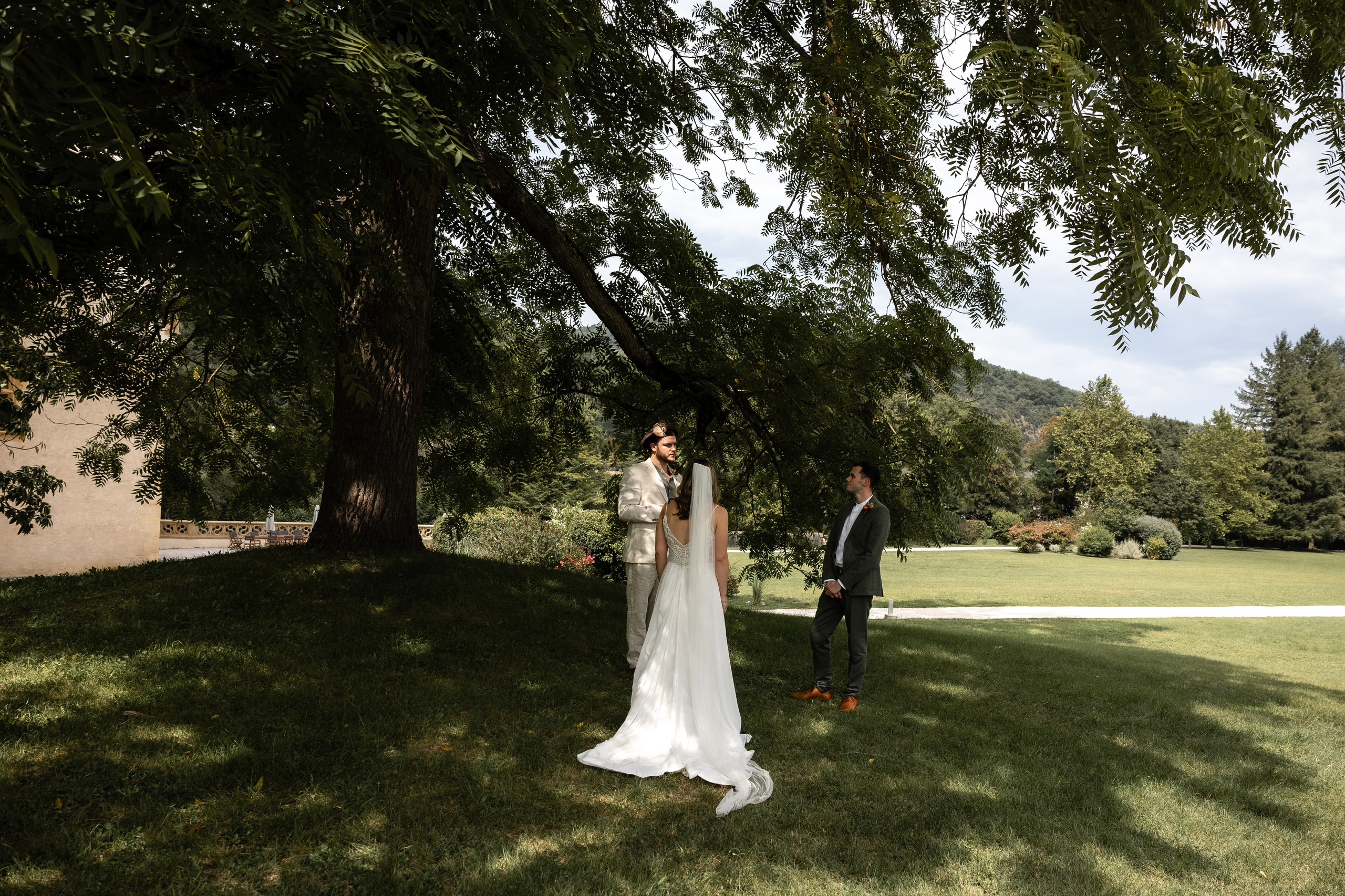 Rachel et Giles. Photo de mariage au Château de Saint-Martory. Eugénie Smirnova — photographe à Toulouse et dans le sud-ouest de la France