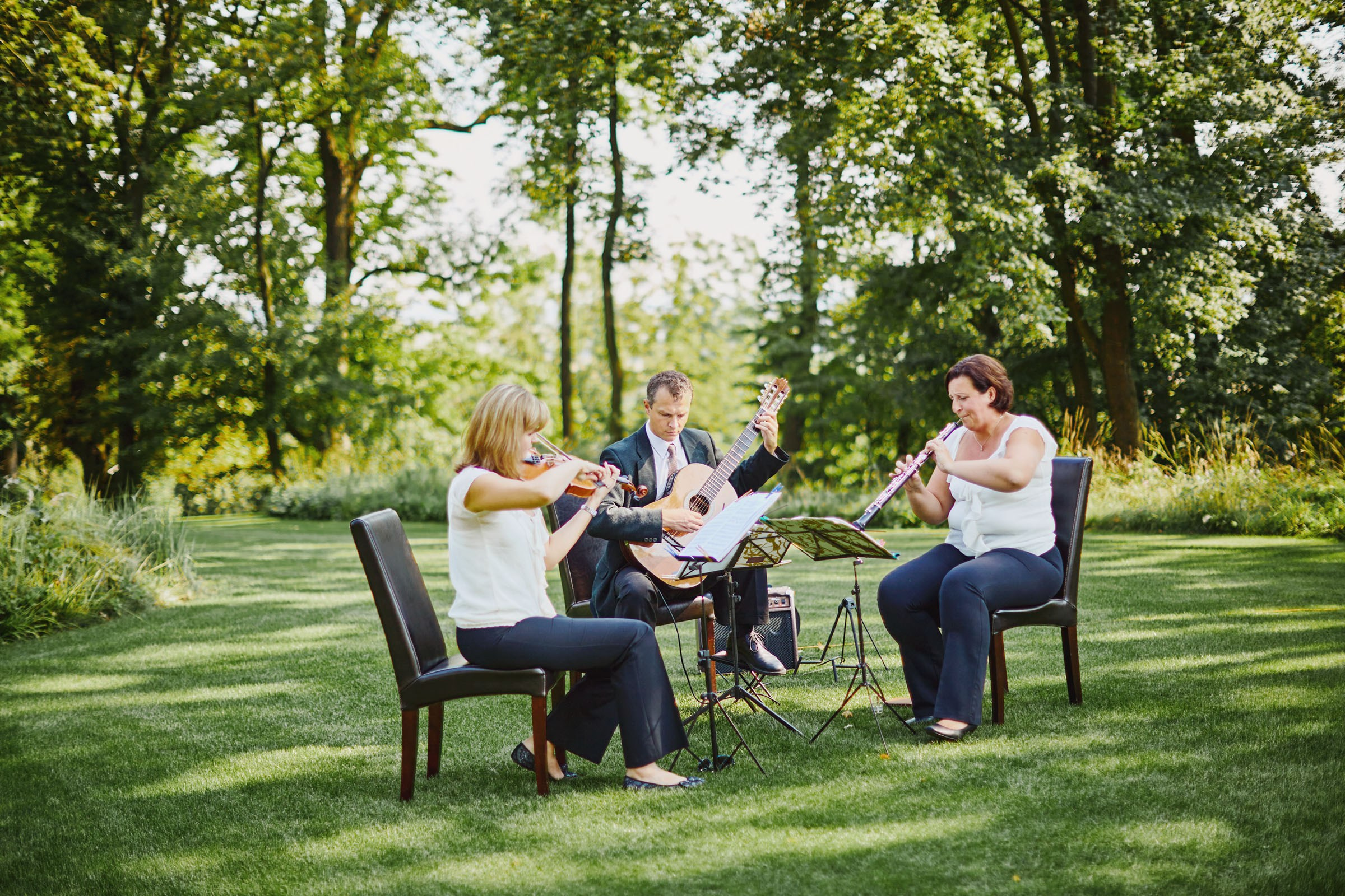 A trio of musicians start the wedding with the performance of the wedding march.