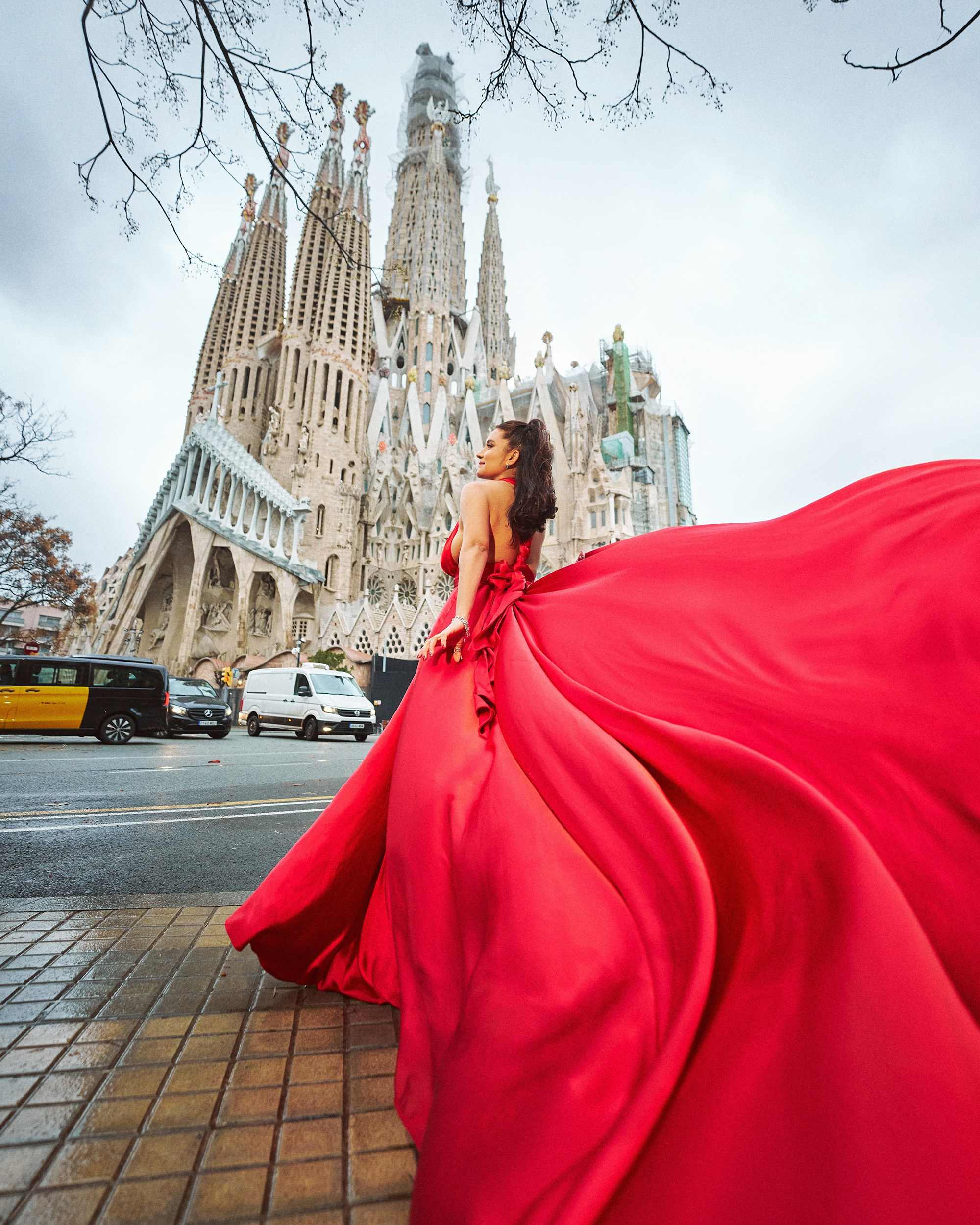 Vestido Volador: Edición Esencial / Flying Dress: Light Edition. Barcelona Photographer | Studio & Outdoor Photo Sessions | Svyatoslav Usmyal