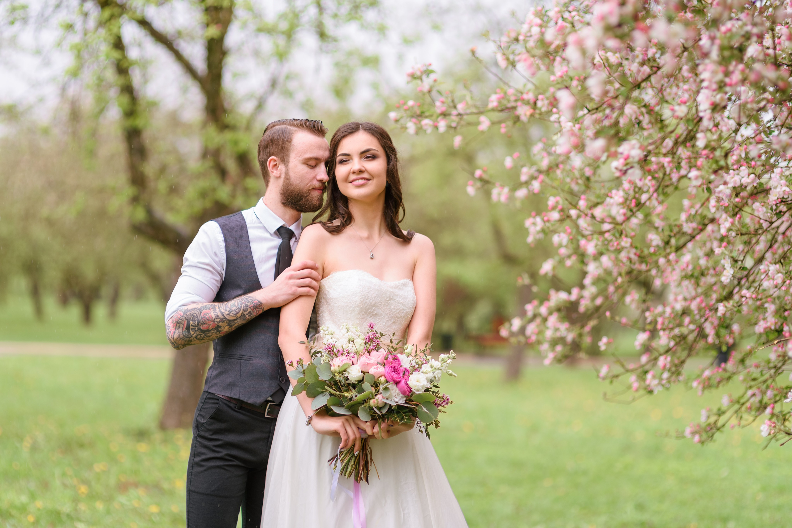 Свадебная прогулка в цветущем саду. Семейный фотограф и фотограф новорожденных в Вильнюсе Ирина Беленкевич