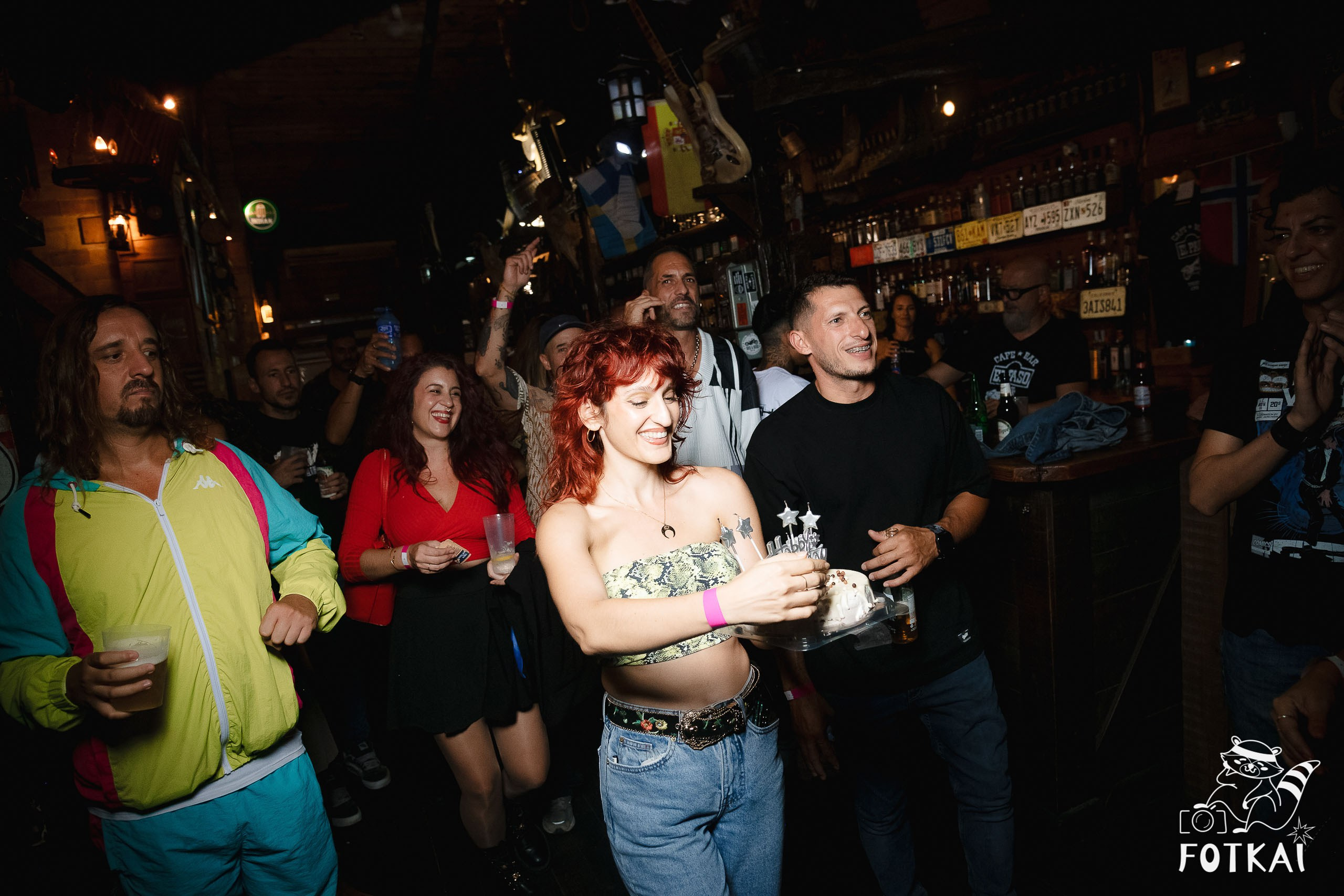 Fiesta Víspera de Festivo en El Paso Rock Bar – Hip Hop Old School | Reportaje fotográfico 08.10.2025 | FOTKAI