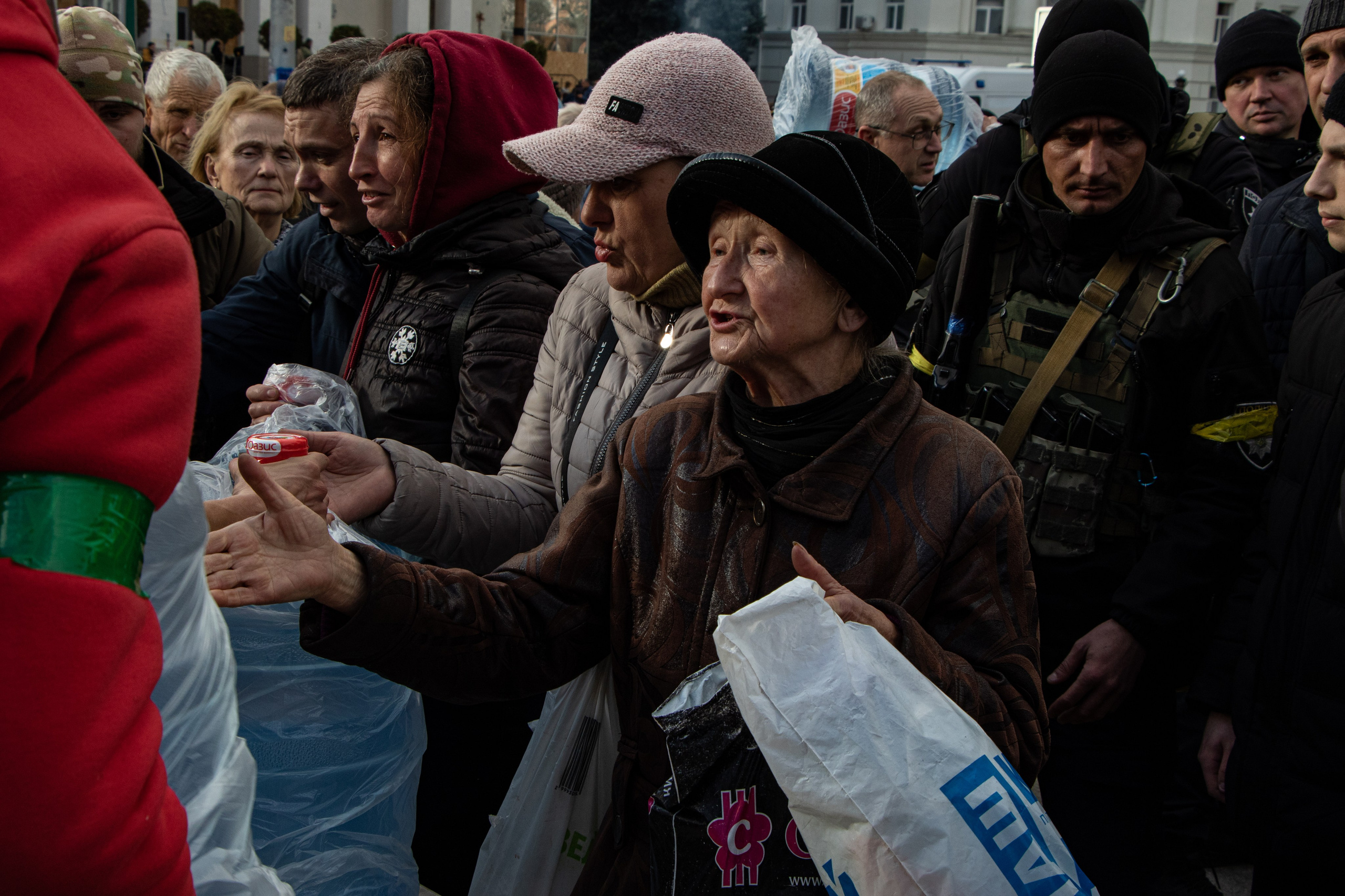 Libération de la ville de Kherson. Distribution d'eau et produits d'hygiène après des mois sous occupation russe.