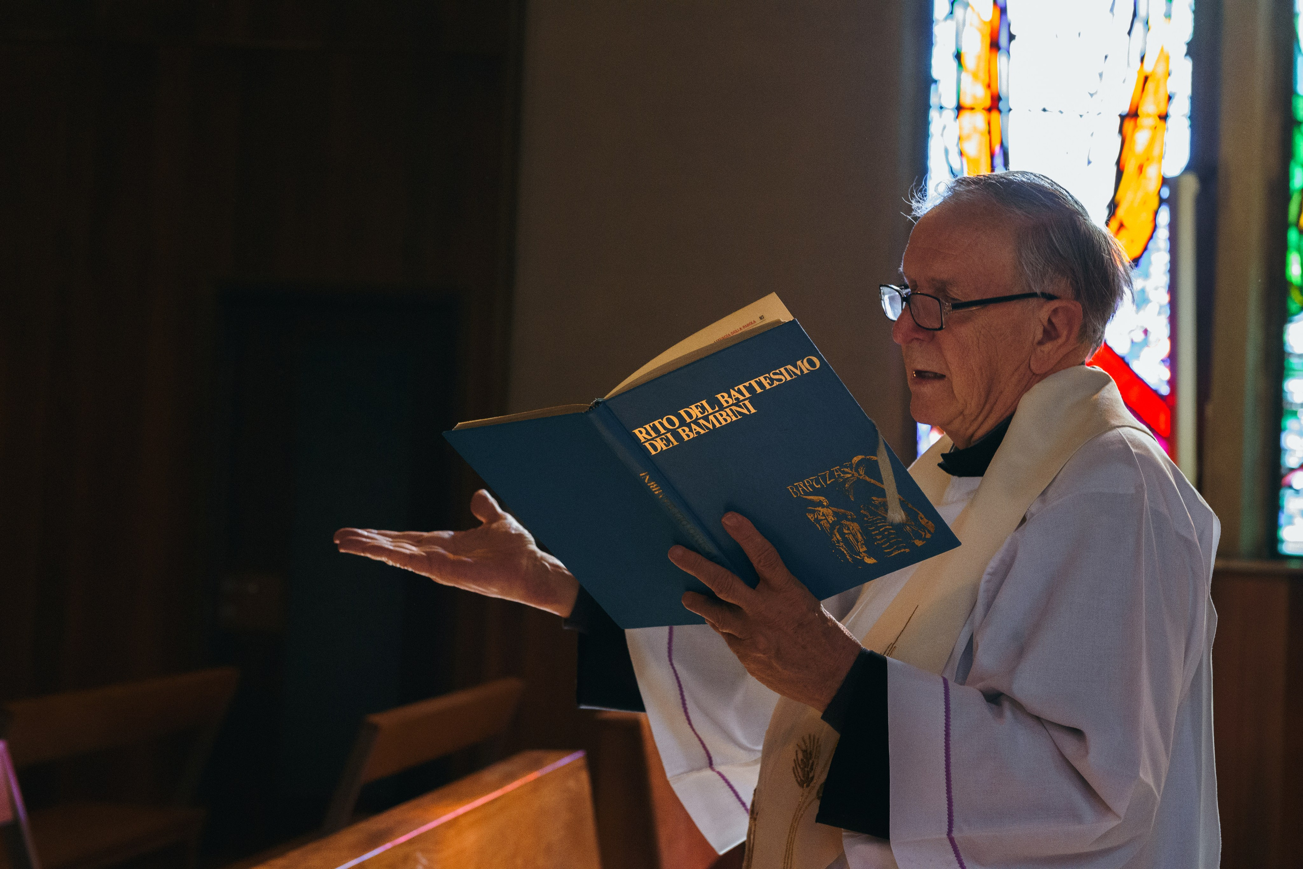 Parish priest photographer in church in Milan. Baptism Photographer