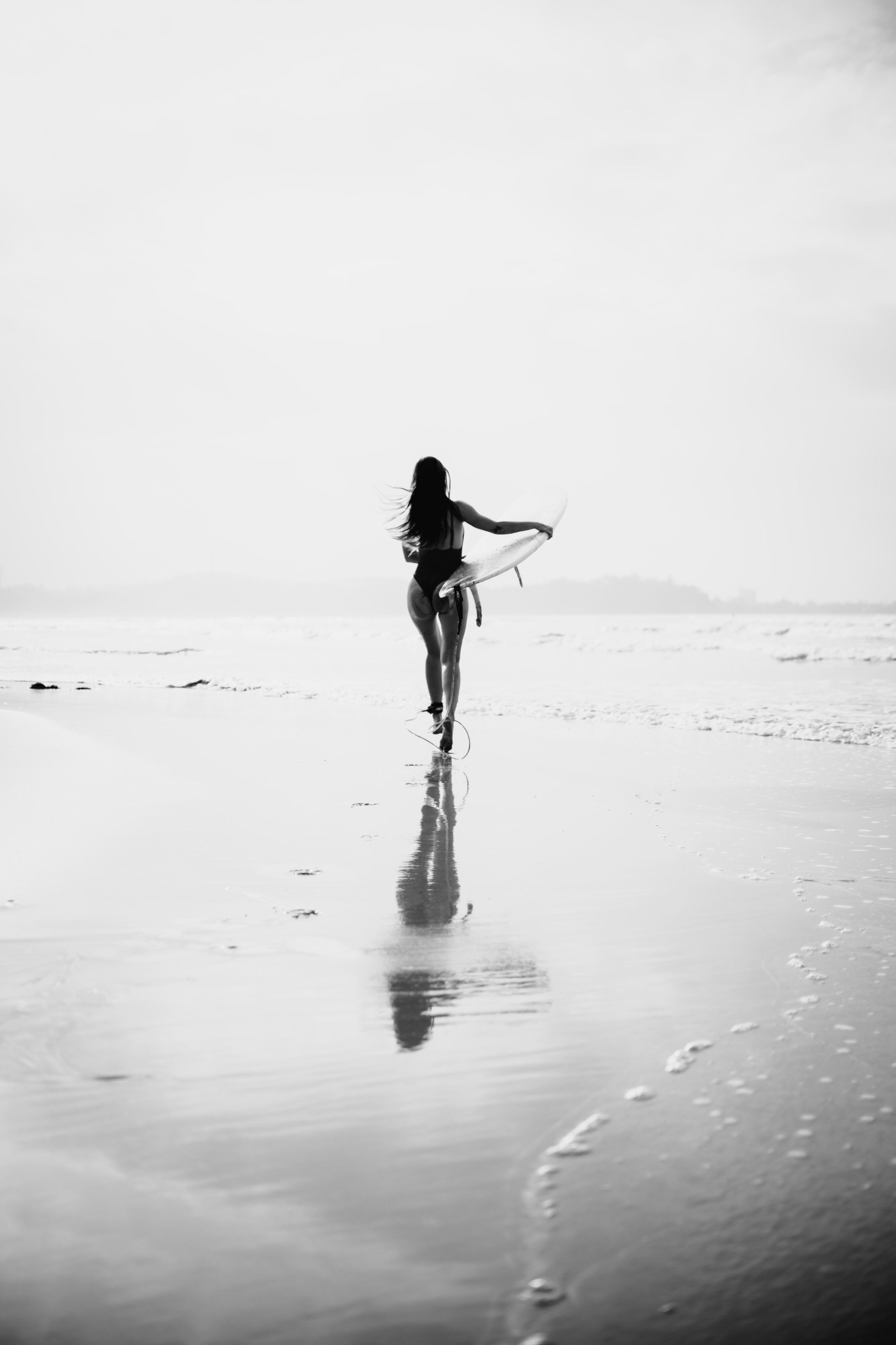 Photoshoot with a surfboard | BW