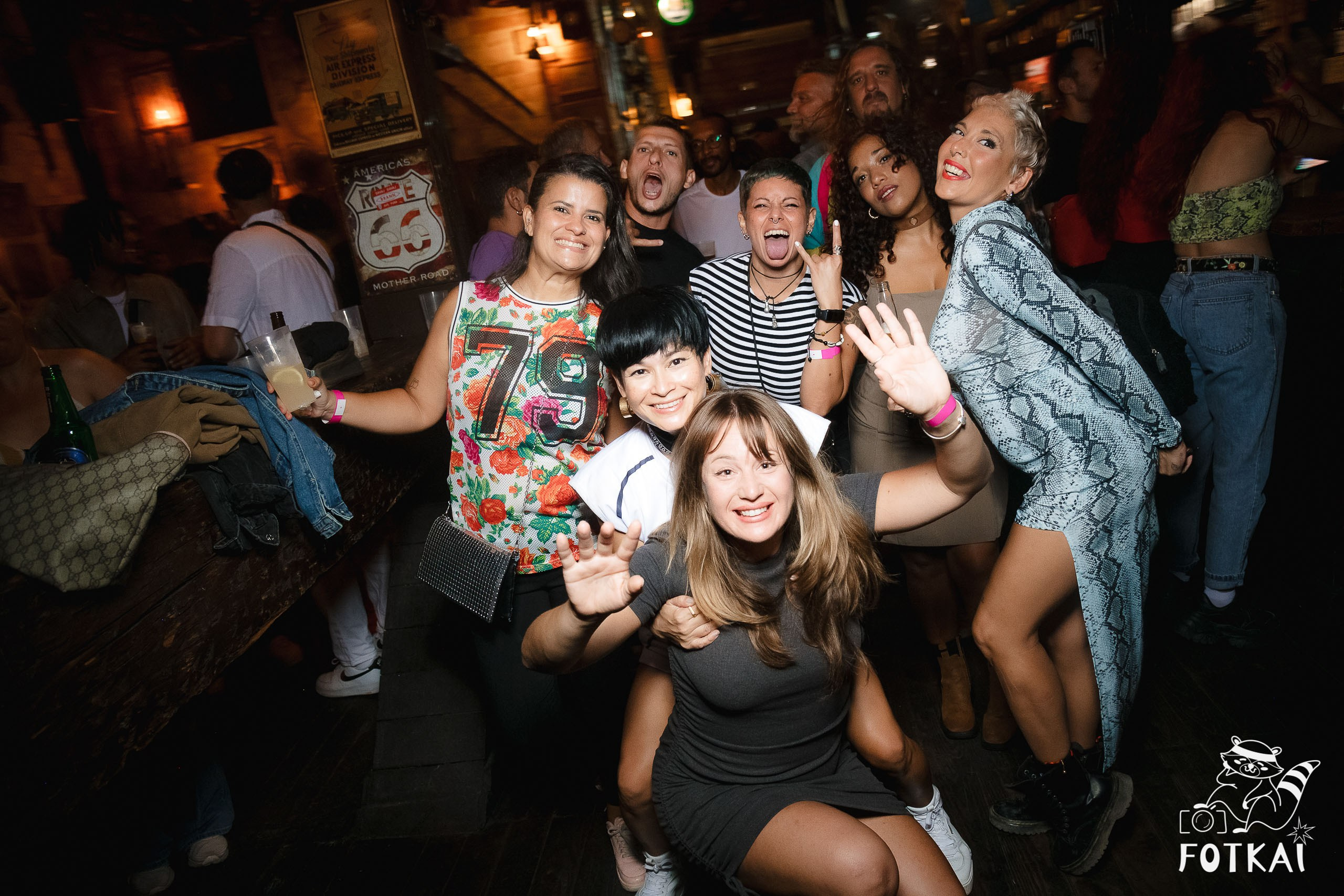 Fiesta Víspera de Festivo en El Paso Rock Bar – Hip Hop Old School | Reportaje fotográfico 08.10.2025 | FOTKAI