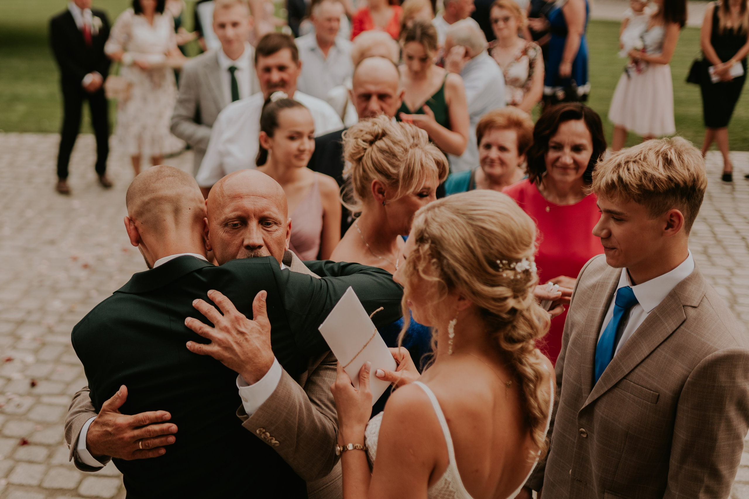 Dwór Wierzbno: plenerowy ślub pod wierzbą. Karkowskafoto - fotografia miłości