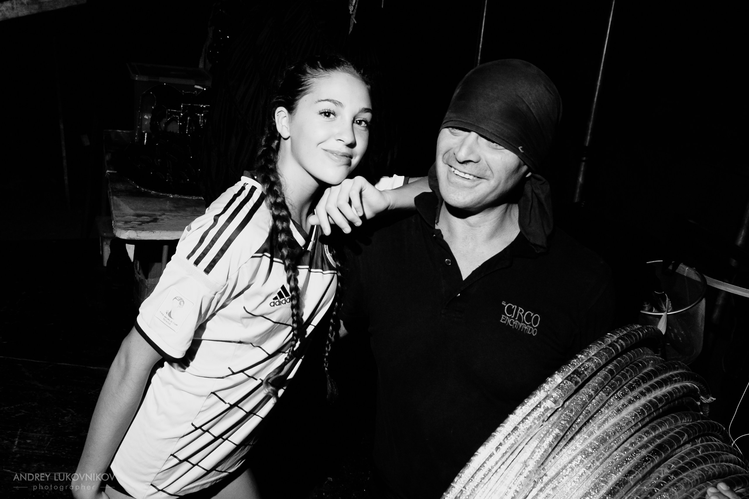 Sesión de fotos entre bastidores en El Circo Encantado: la vida de los artistas tras bambalinas