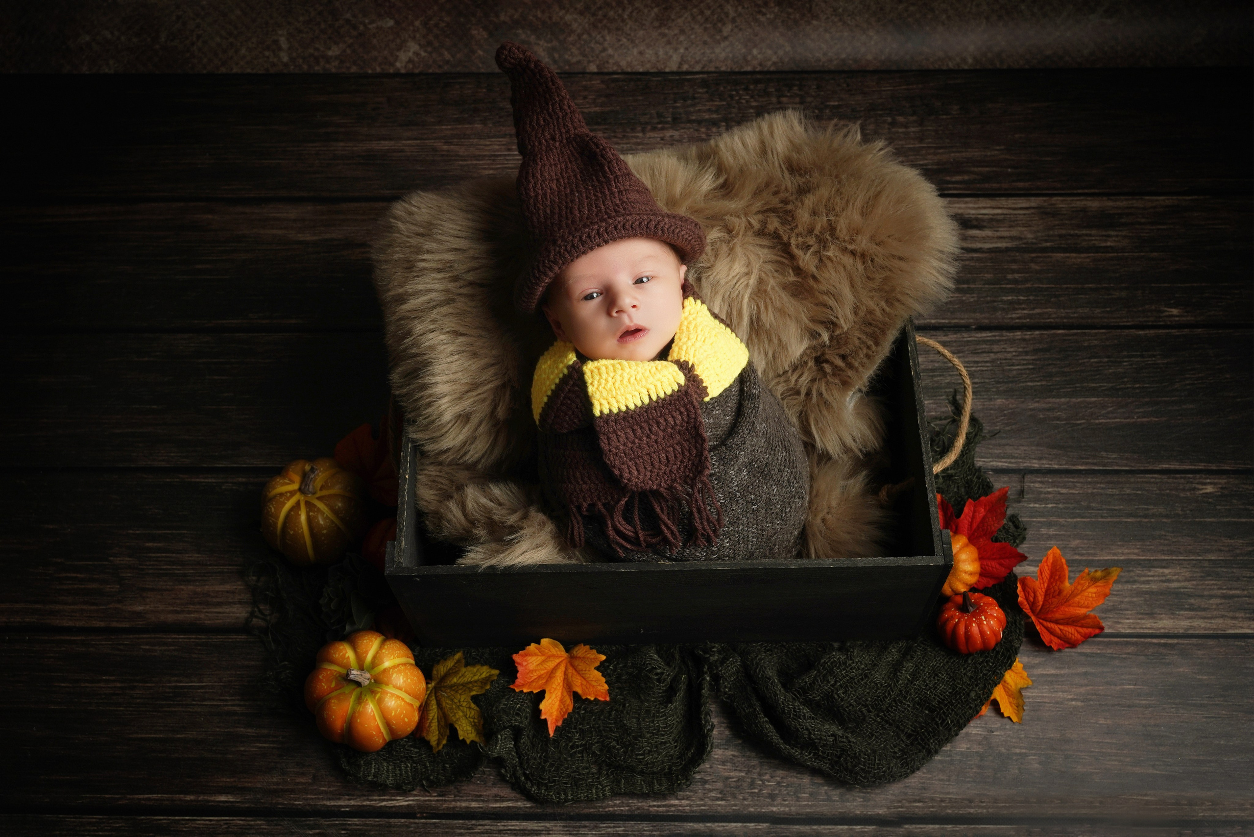 Neugeborener Junge schlummert in einem Vintage-Holzbettchen – Baby Fotoshooting Gersthofen