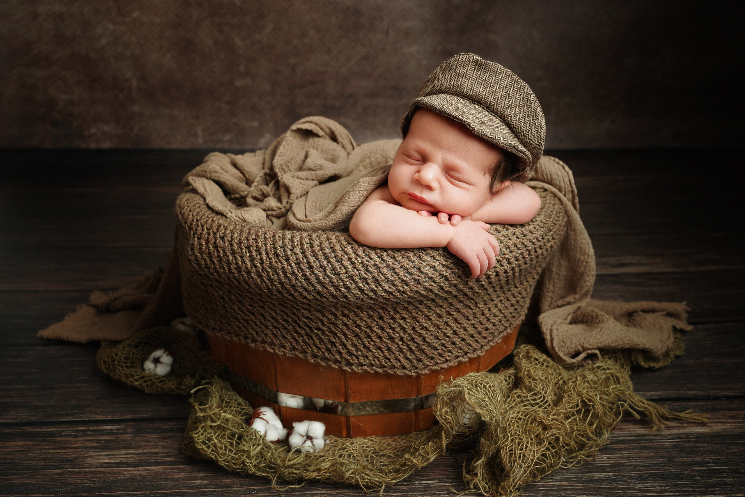 Neugeborenes im Miniatur-Vintage-Bettchen – Babyfotograf Augsburg