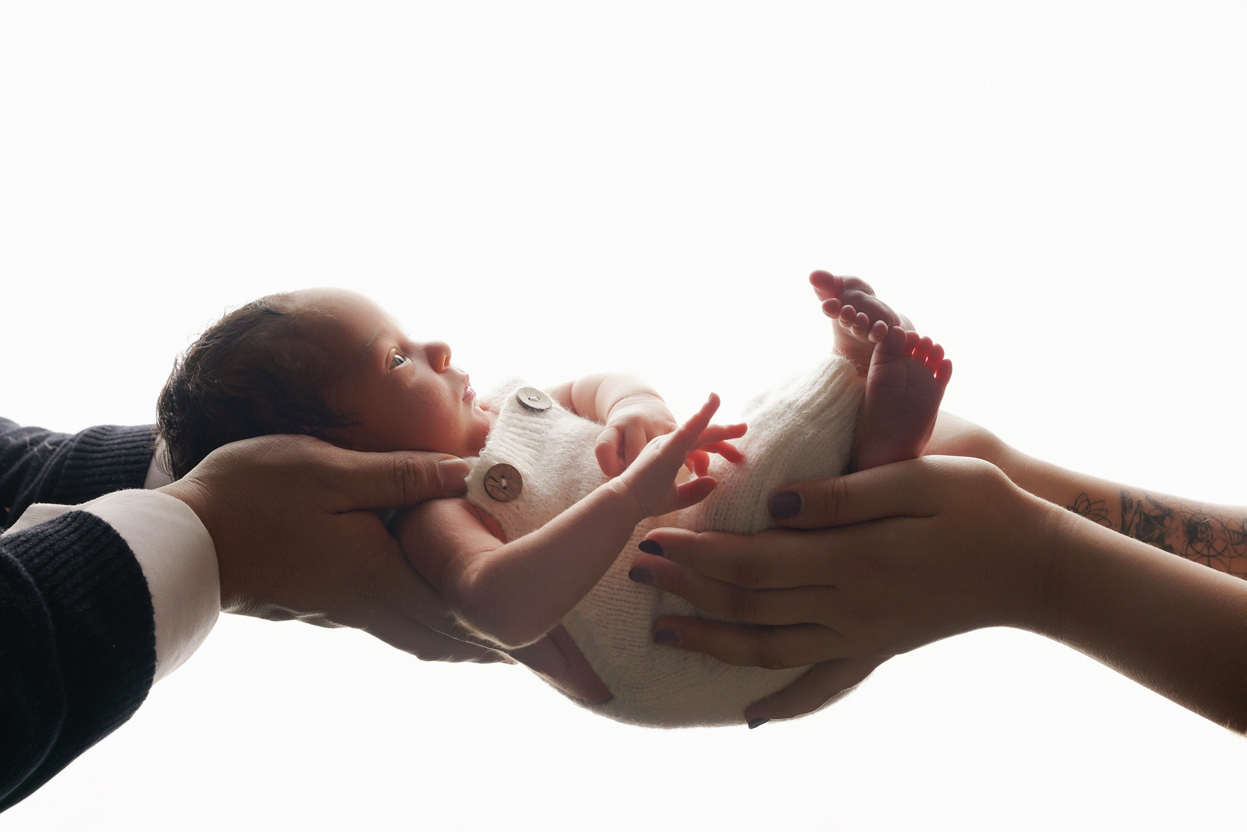 Emotionaler Moment: Eltern haltenneugeborenes Baby im Arm – Familienshooting Augsburg