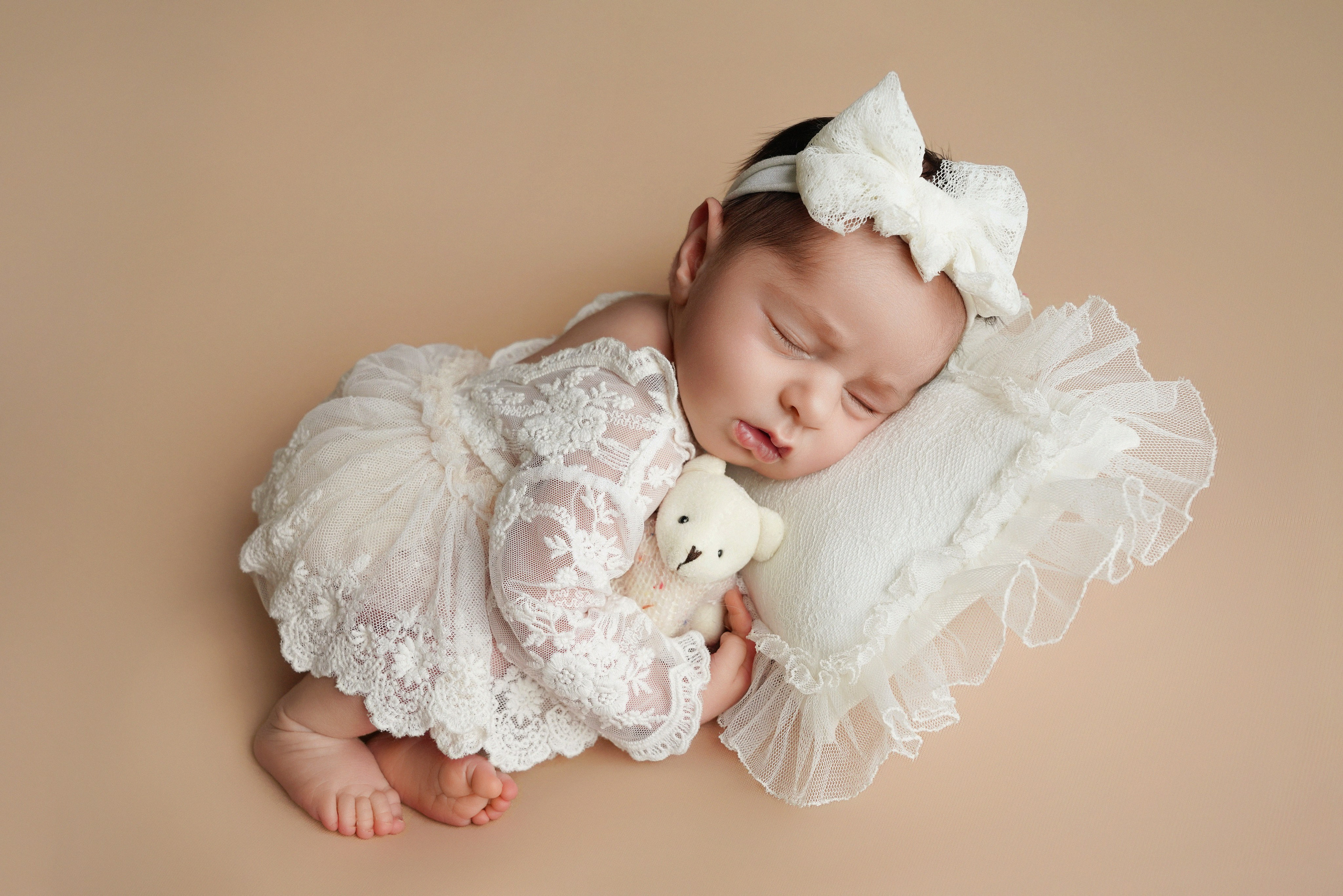 Neugeborenes Baby auf dem Beige Deke – Babyfotografin Gersthofen