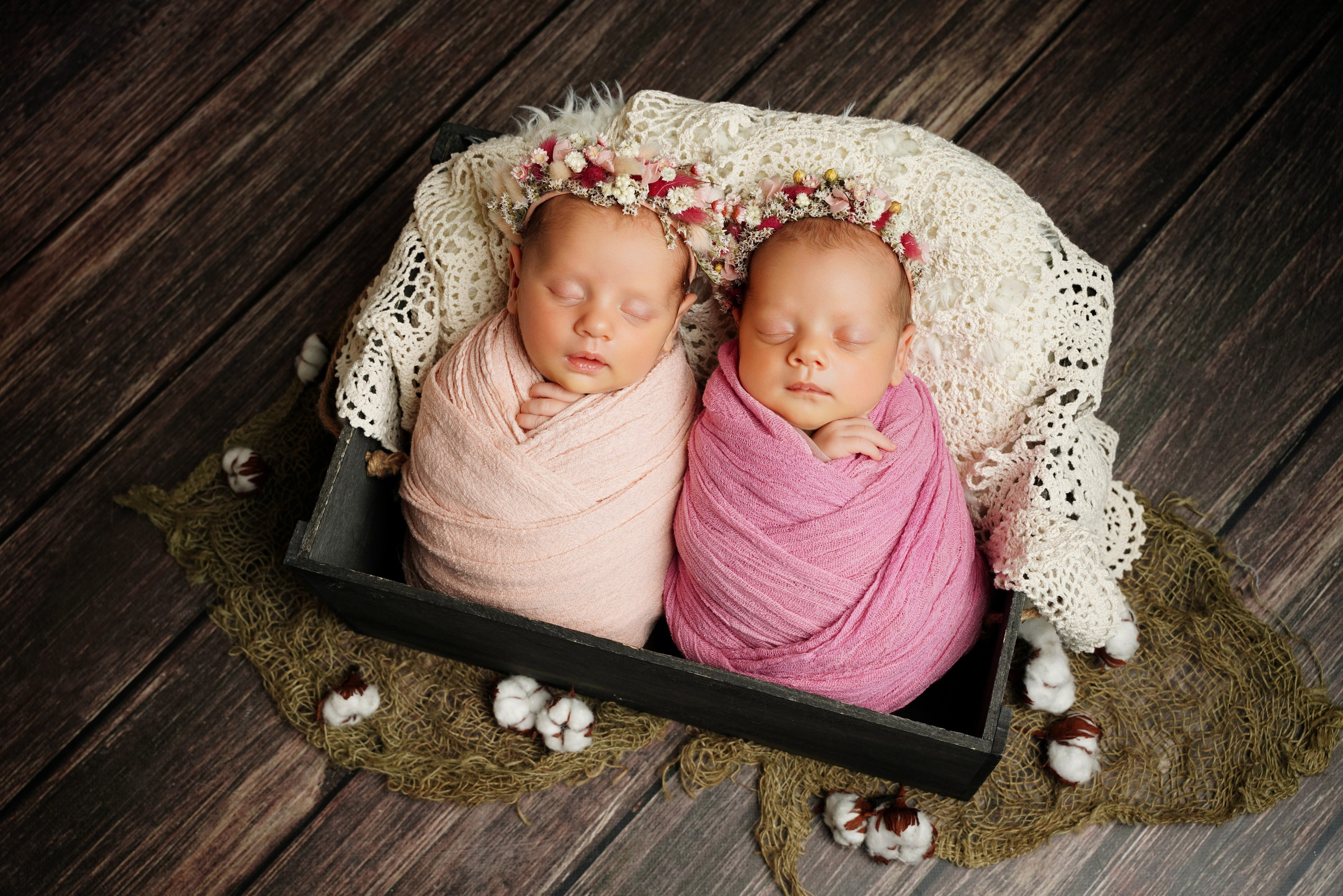 Kreatives Neugeborenen-Set mit antikem Mini-bettchen – Babyfotografie Augsburg