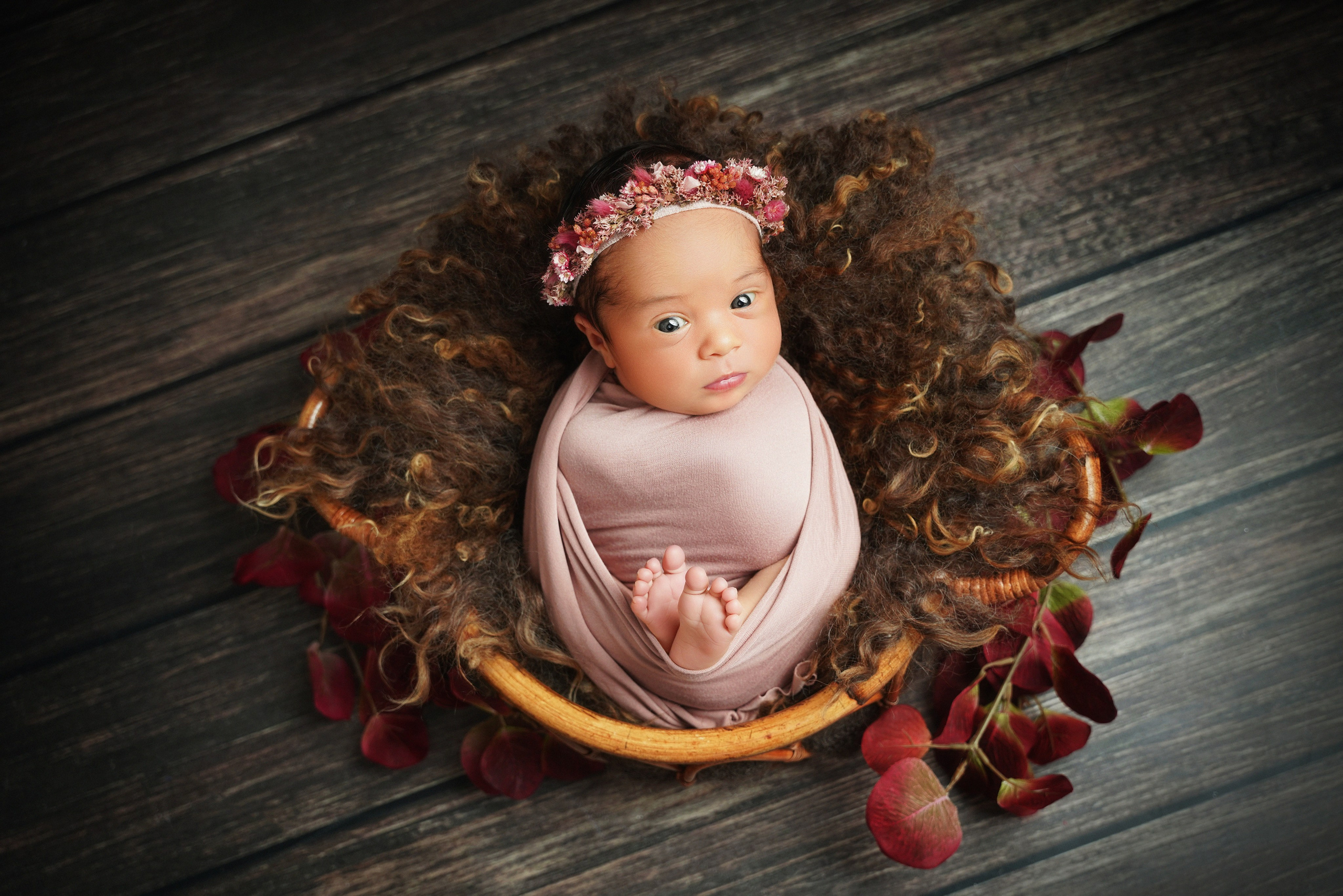Neugeborenes Baby schläft friedlich in einem rustikalen Holzkorb – Newborn Fotografie Augsburg
