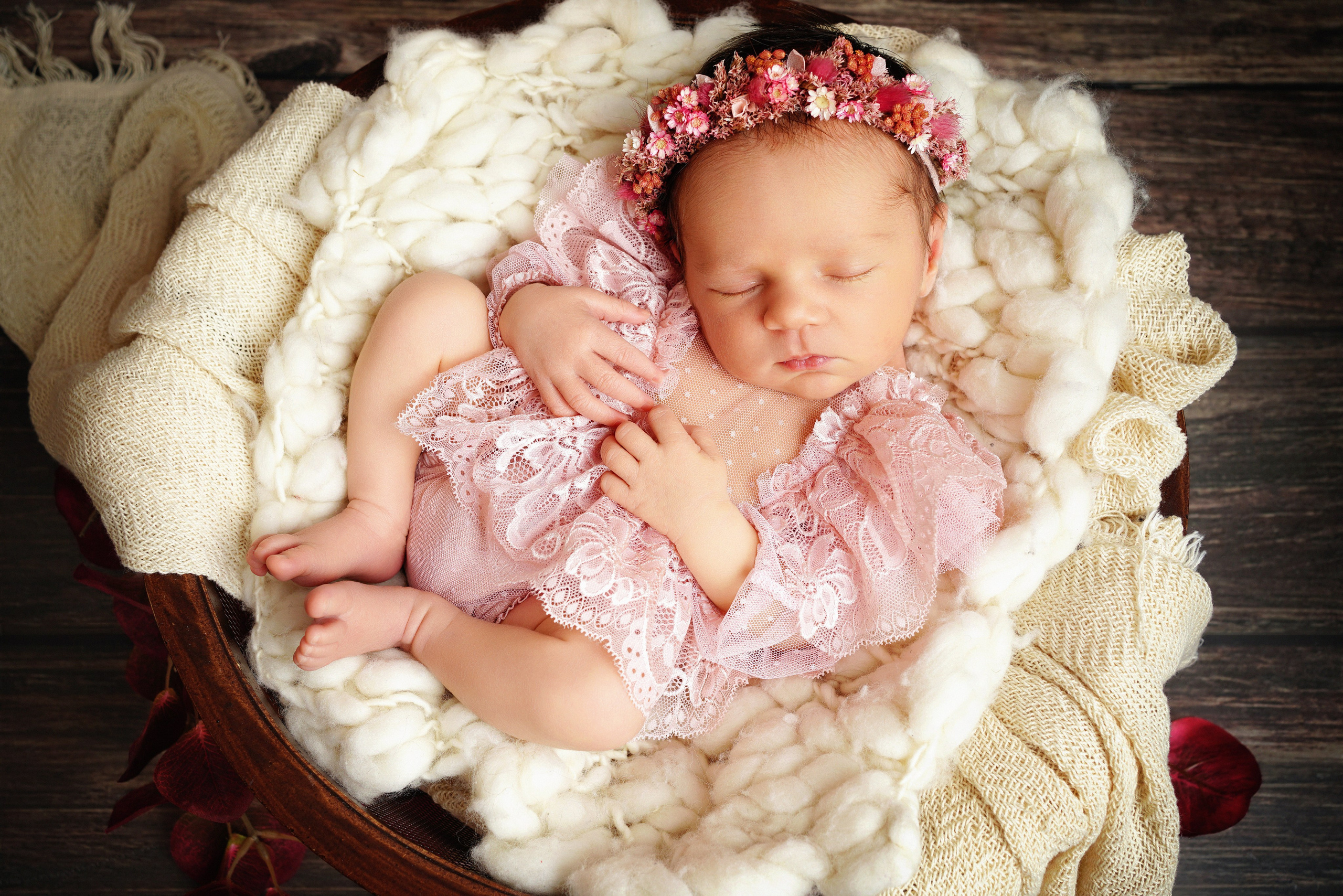 Kleine Babyfüßchen in den Händen der Eltern – Babyfotografin Augsburg