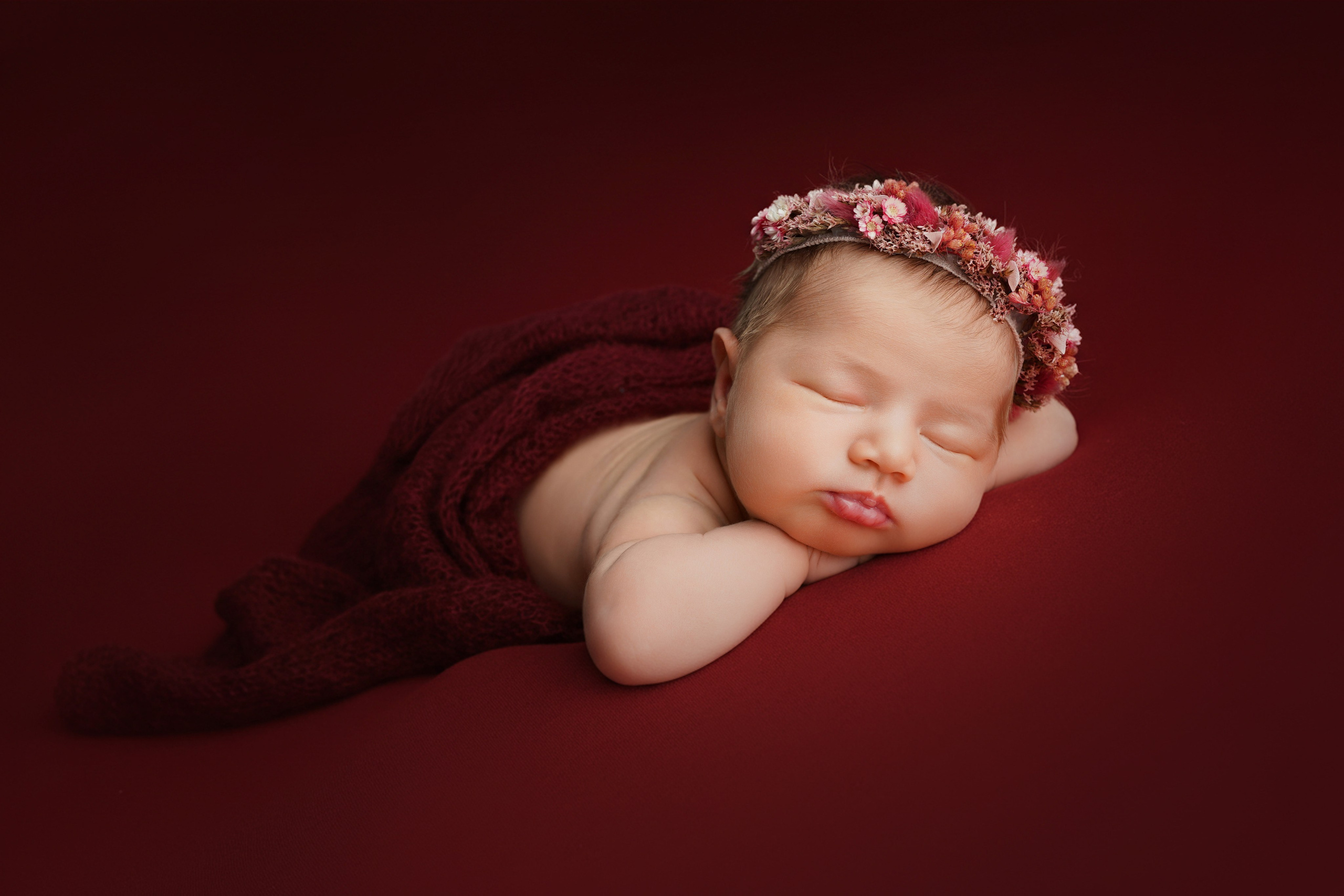 Neugeborenes Baby auf weichem Stoff im Fotostudio Gersthofen