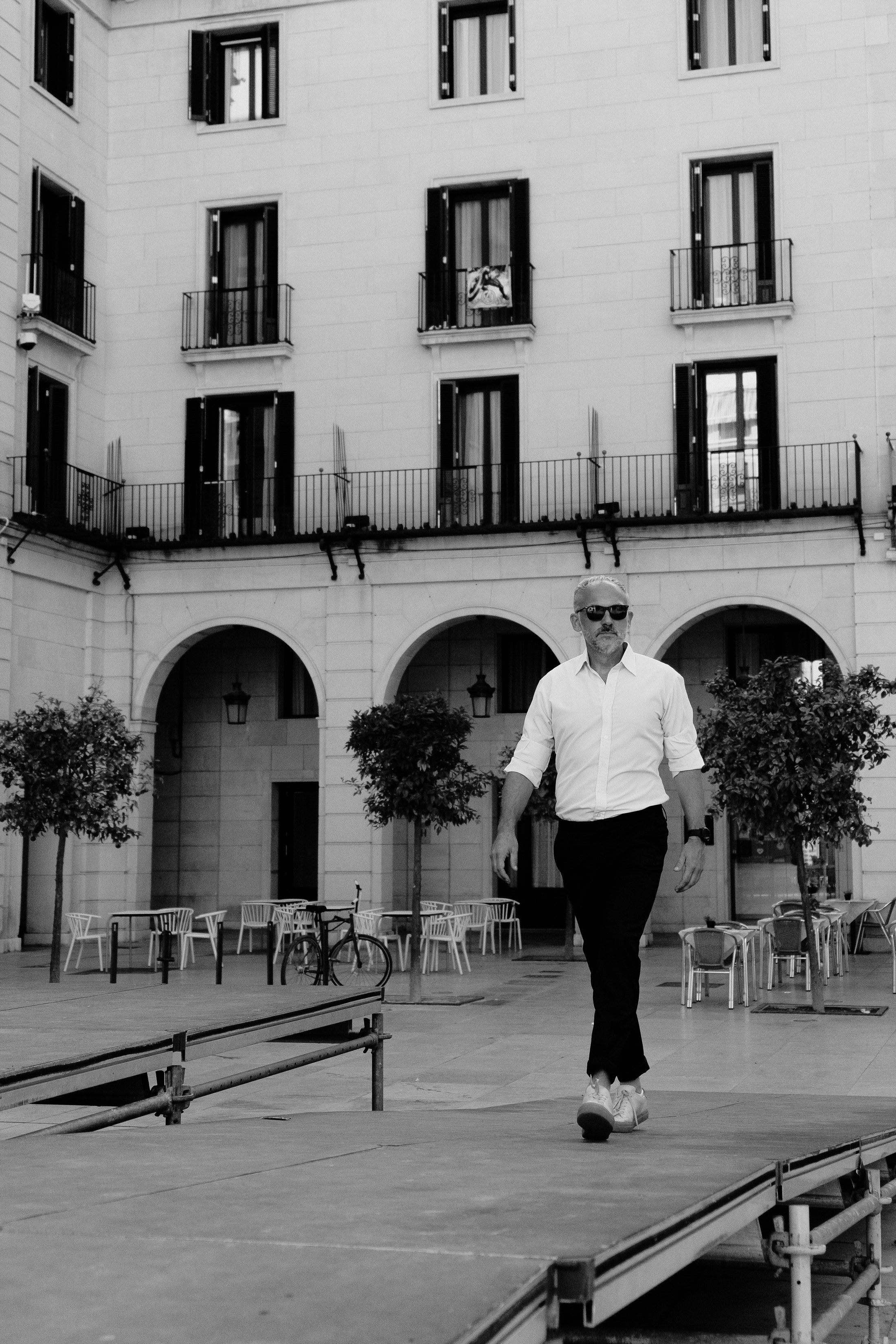 Портретная фотосессия музыканта Robert Skarsbakk в старом городе Аликанте для обложки альбома — Фотограф Андрей Луковников