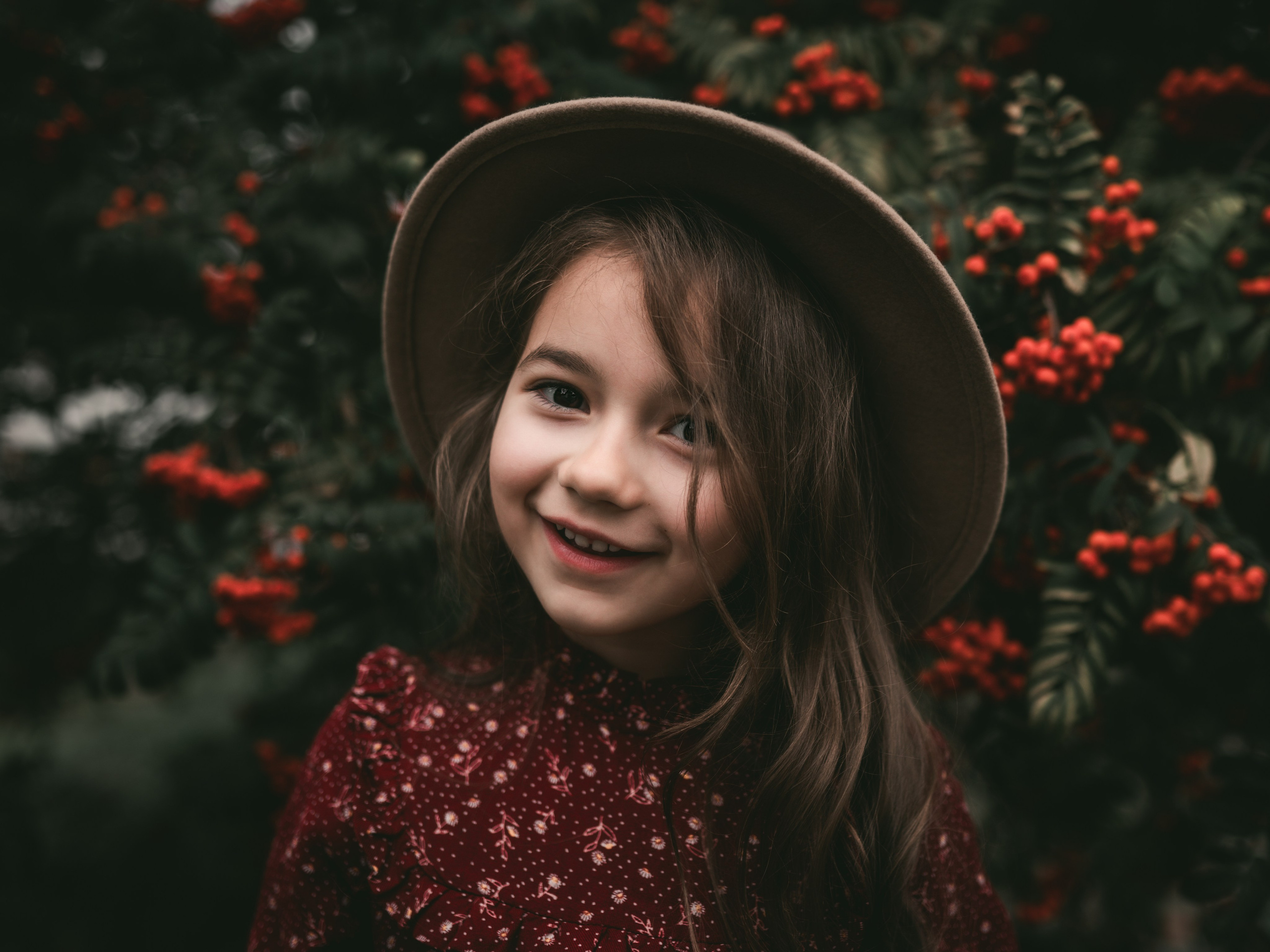 Lächelndes Kind, das voller Freude in die Kamera schaut