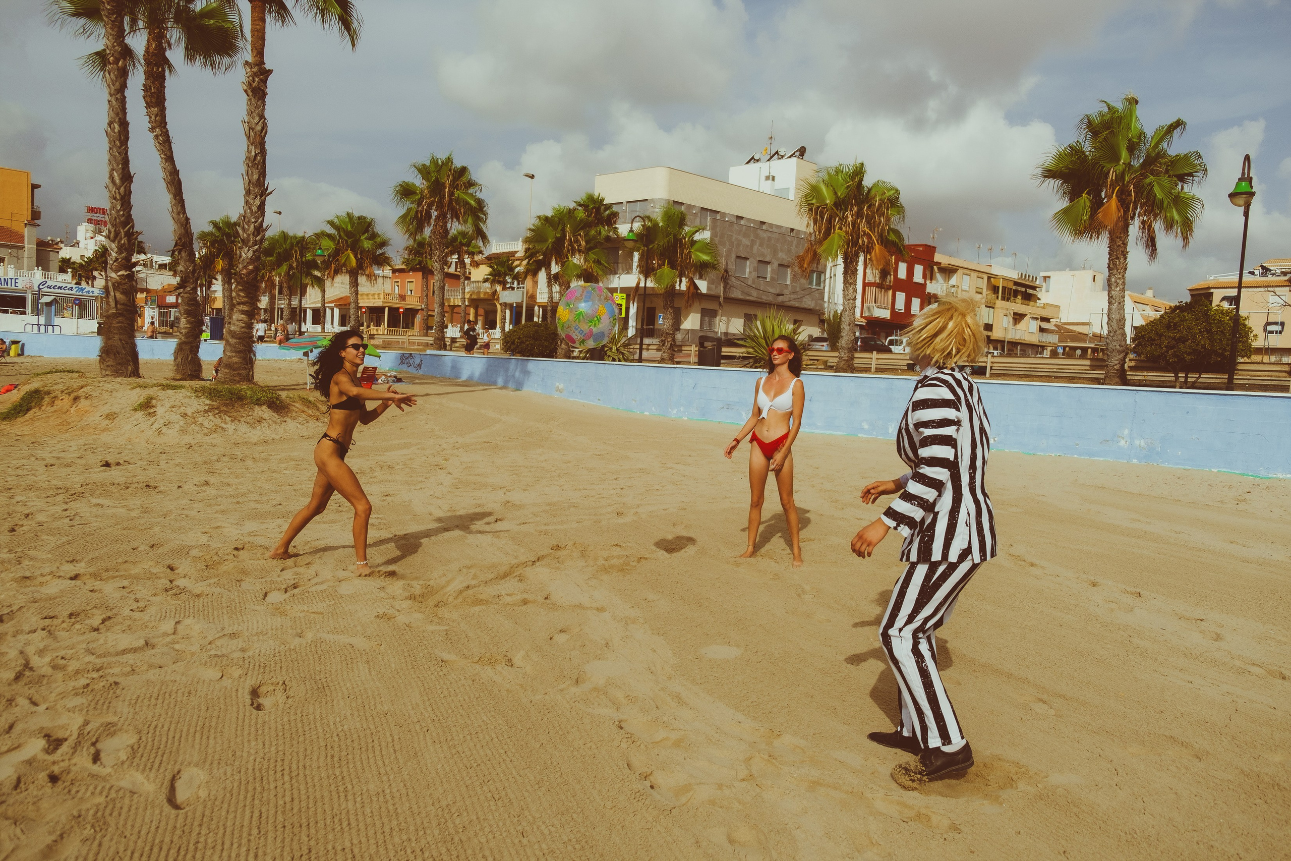 Beetlejuice на море: Экспериментальная фотосессия с цирковыми артистами — Фотограф Андрей Луковников