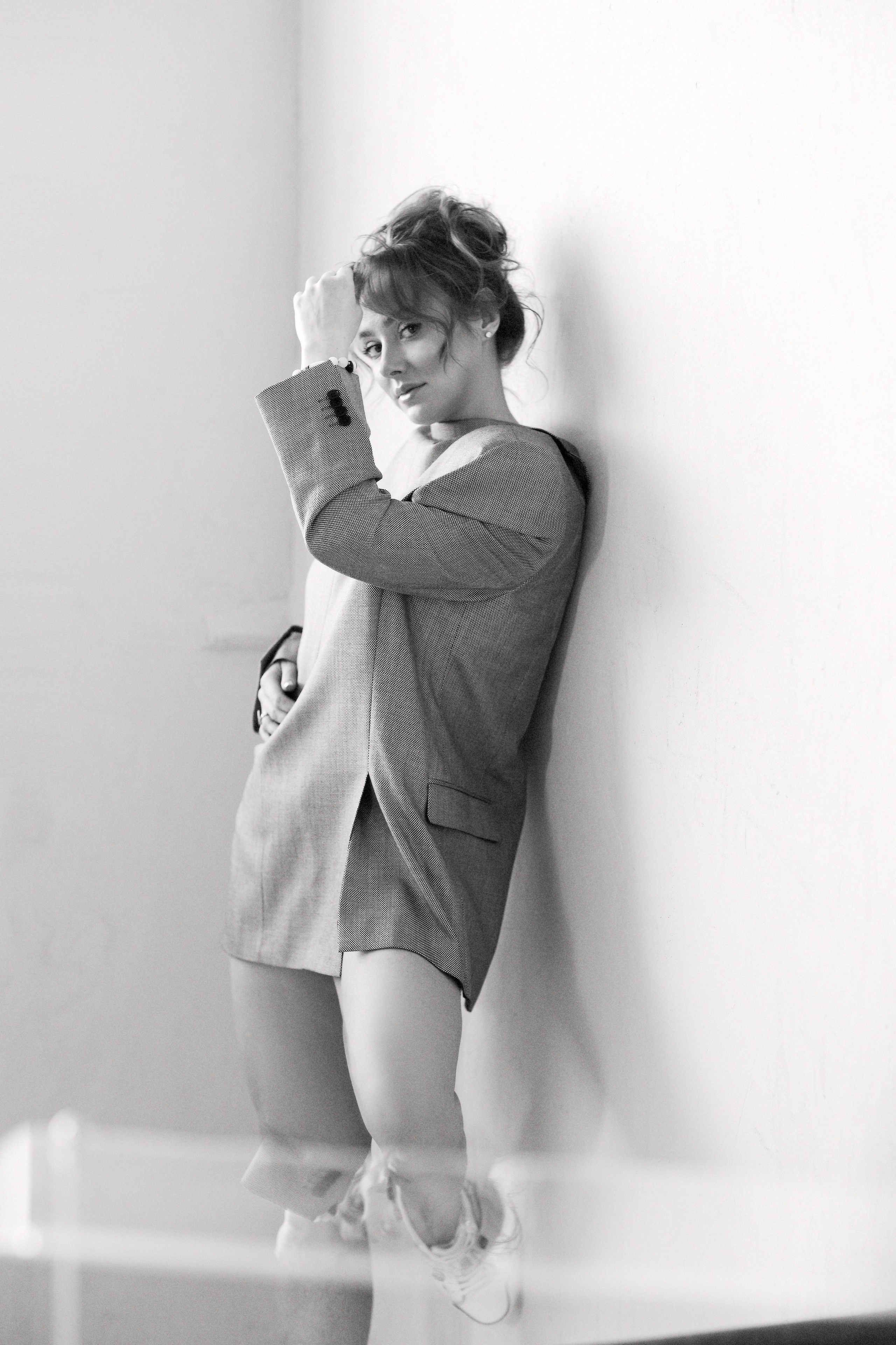 Эмоциональная глубина взгляда модели, усиленная монохромной обработкой