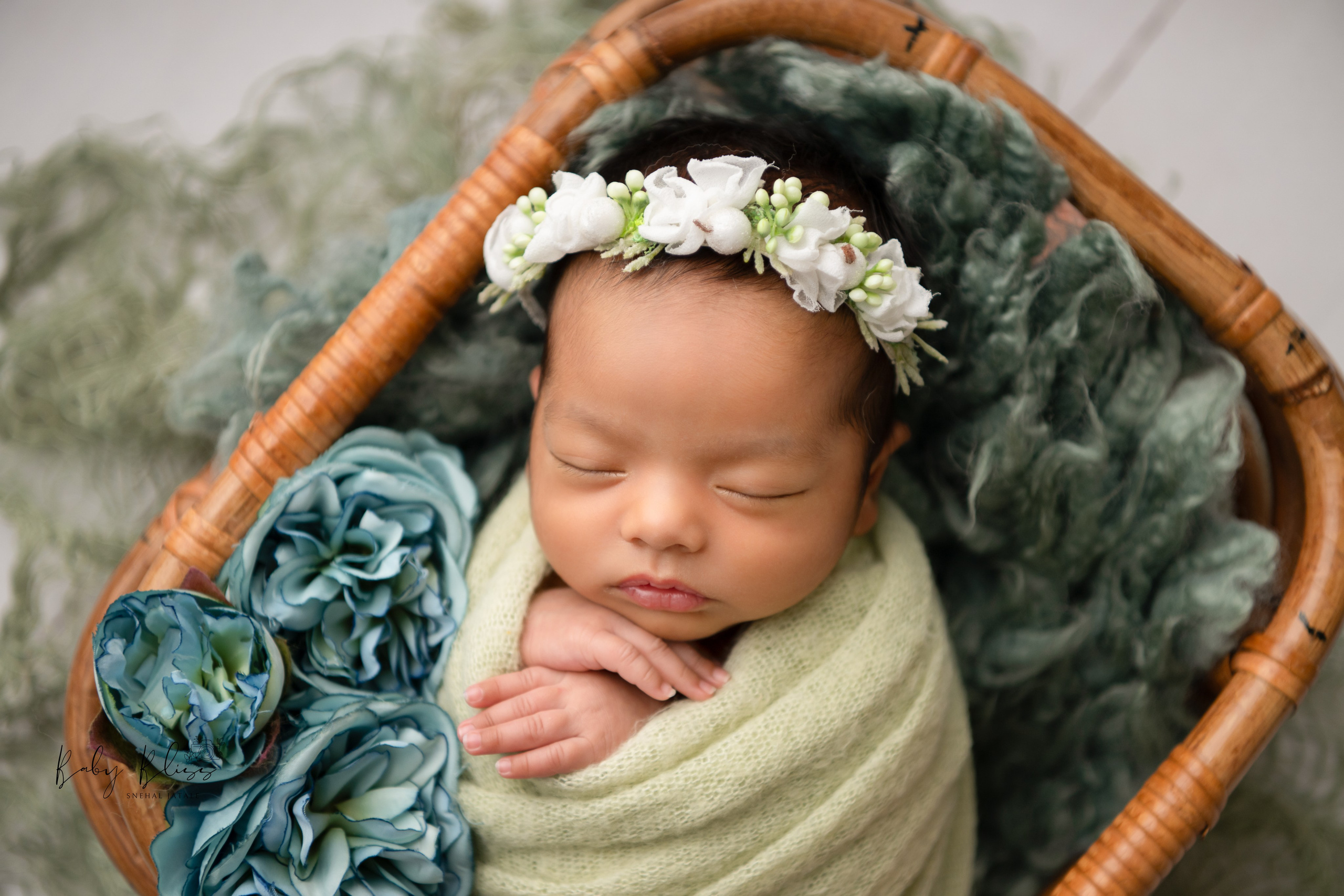 Best newborn photographer in Doha, Qatar. Best infant photoshoot in Doha, Qatar. Newborn photo session in Doha Qatar, baby, sitter, cake smash, pre-birthday, maternity, family photographer in Doha, Qatar
