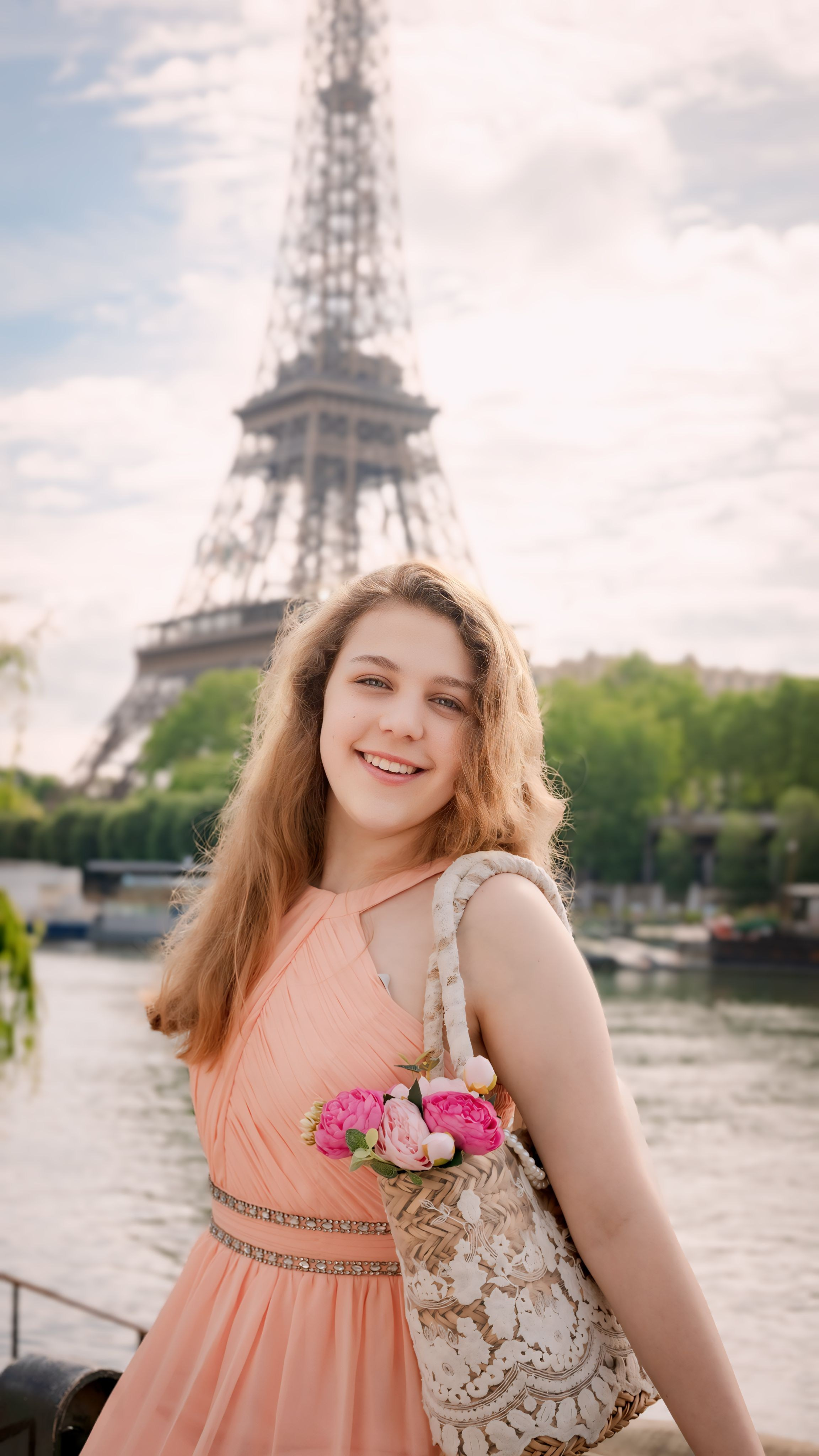 Street photoshoot in Paris. Alina Tagzieva- a photograper in Paris