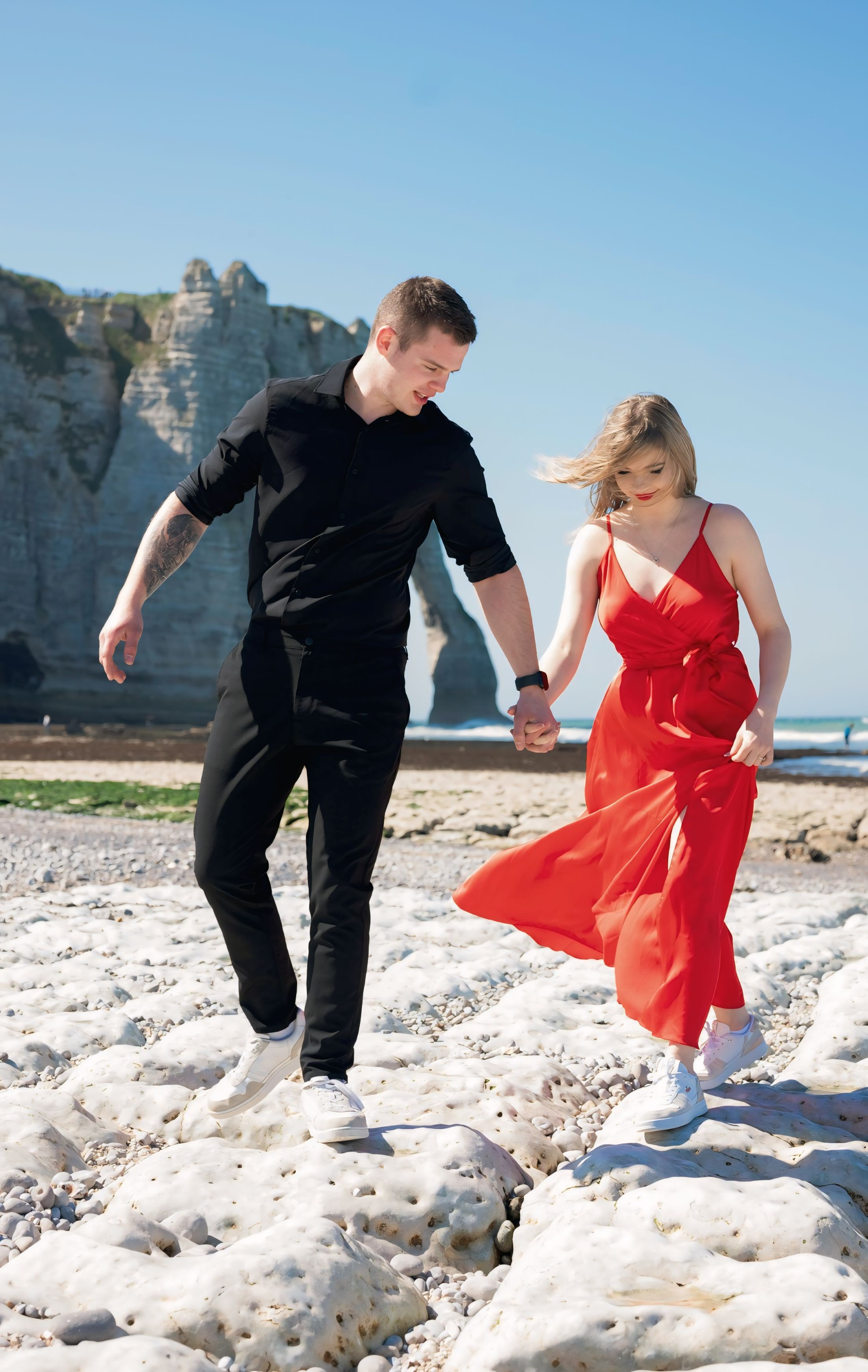 Future photoshoot on the ocean in Etreta. Dates 6/04. Alina Tagzieva- a photograper in Paris