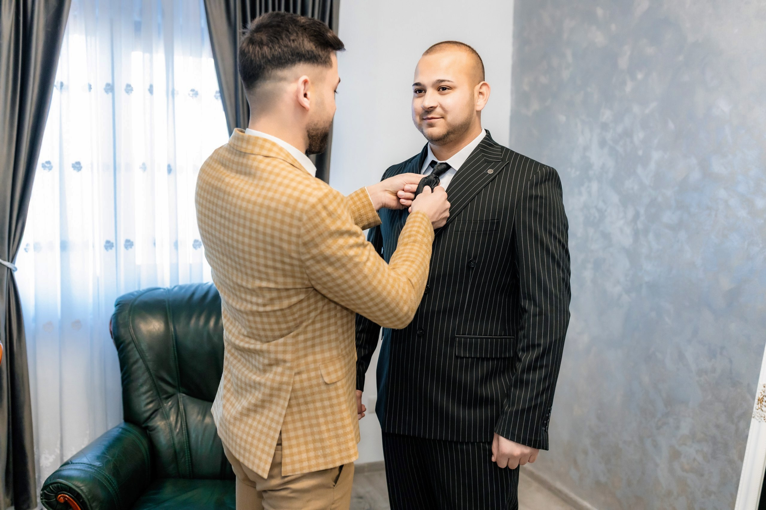 Fotograf nuntă Târgu Neamț – Samuel și Roxana, fotografie autentică realizată de AlinoFotoStudio 2. Fotograf nuntă Iași, Bacău, Suceava și Botoșani – Alin Chirilă surprinzând momente reale de nuntă 3. Fotografie de nuntă cu emoție și credință – AlinoFotoStudio, fotograf povestitor 4. Fotograf profesionist nuntă în Moldova – cadre naturale și pline de emoție 5. Alin Chirilă fotograf nuntă – poveste reală surprinsă prin fotografie 6. Fotograf nuntă cu stil documentar – momente autentice din ziua nunții Pregătiri mireasă acasă – fotografie naturală realizată de Alin Chirilă fotograf nuntă 8. Detalii din ziua nunții – fotograf nuntă Iași și Botoșani, AlinoFotoStudio 9. Emoții din dimineața nunții – fotograf profesionist Moldova 10. Cadre autentice din pregătiri – fotograf nuntă Suceava și Bacău Ceremonie religioasă nuntă – moment emoționant surprins de fotograf Alin Chirilă 12. Nuntă cu valori creștine – fotografie din biserică realizată cu discreție 13. Rugăciune și emoție în ziua nunții – fotograf nuntă Târgu Neamț 14. Legământ în fața lui Dumnezeu – fotografie de nuntă autentică 15. Fotograf nuntă biserică – momente sincere și pline de semnificație Petrecere de nuntă – cadre naturale realizate de AlinoFotoStudio 17. Bucurie și dans la nuntă – fotograf nuntă Iași și împrejurimi 18. Momente autentice de la restaurant – fotograf nuntă Bacău Suceava 19. Atmosferă de nuntă surprinsă discret – Alin Chirilă fotograf -AlinoFotoStudio – fotograf nuntă cu abordare naturală și emoțională 21. Alin Chirilă fotograf – povestitor prin fotografie de nuntă 22. Fotograf nuntă în Moldova – stil documentar și autentic 23. Fotografie de nuntă sinceră și elegantă – AlinoFotoStudio- Fotograf nuntă Iași Bacău Suceava Botoșani – Alin Chirilă AlinoFotoStudio 26. Fotograf nuntă Târgu Neamț și Moldova – fotografie profesională de eveniment 27. Fotograf nuntă cu valori creștine și stil documentar – AlinoFotoStudio - Alin Chirilă – AlinoFotoStudio Fotograf nuntă Iași • Bacău • Suceava • Botoșani - Samuel & Roxana, Târgu Neamț -Momente reale, trăite sincer și păstrate pentru totdeauna.