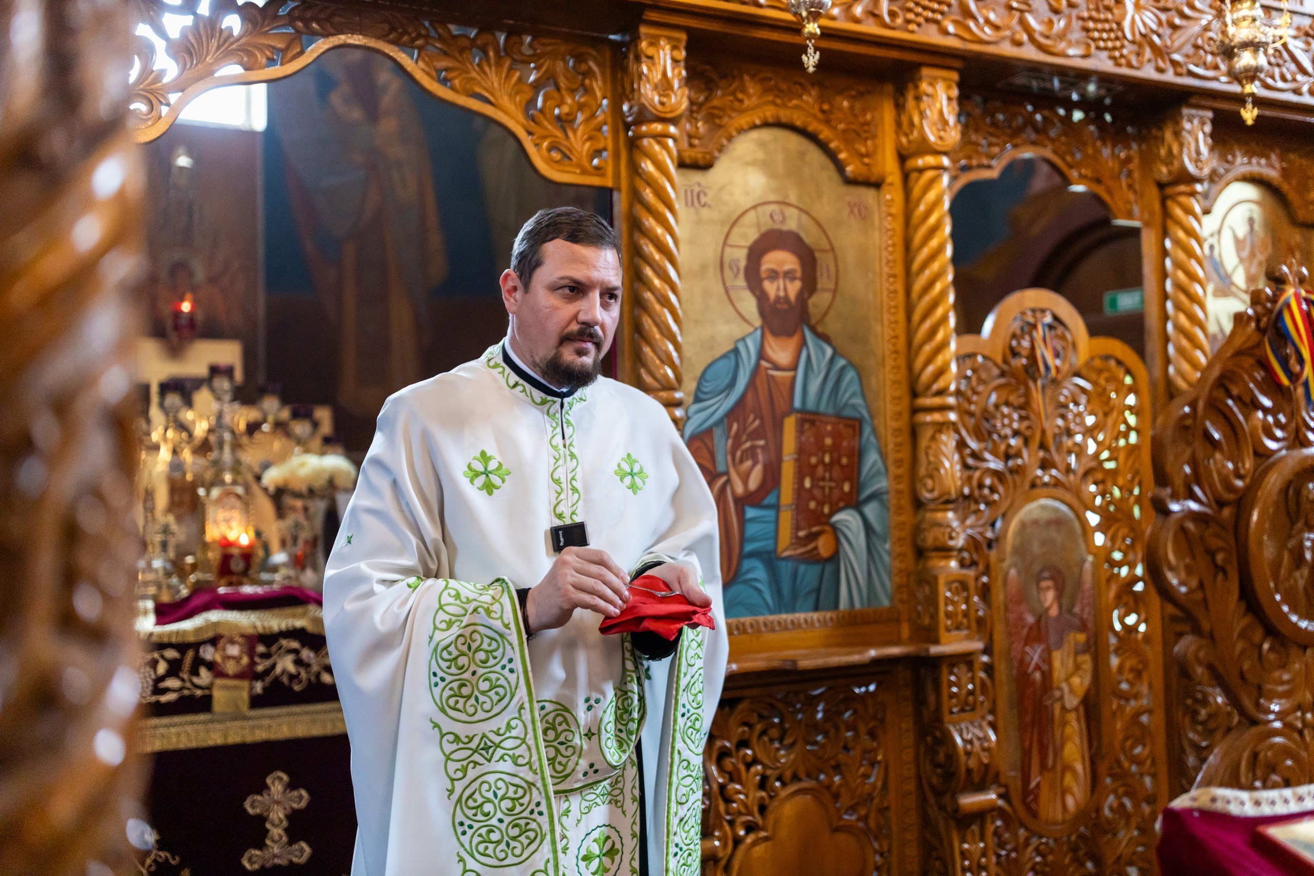 fotograf botez , fotografie botez Botoșani, fotograf Alin Chirilă, amintiri botez, fotografii botez, botez Miruna Parascheva, fotograf copii, fotografie botez în Botoșani-alt="botez , fotografie botez Alin Chirilă, amintiri botez, fotografii emoționante botez Botoșani"-- fotografii-botez-bebelus- amintiri-botez-micuț- moment-sfânt-crestinare- fotografie-emotionanta-botez- detalii-botez-bebelusi- parinti-fericiti-la-botez- fotograf-botez-profesionist- botez-in-biserica-ortodoxa- micuț-botezat-cu-emoție- zâmbete-și-lacrimi-la-botez- bebeluș-la-cristelniță- decor-botez-colorat- botez-cu-dragoste-și-credință- emotie-pura-la-botez- fotograf-botez-botosani- botez-iasi-suceava-fotograf- amintiri-nepretuite-botez-- Preotul ținându-l pe micuțul Mathias Gabriel la botez, în biserica Înălțarea Domnului, Copălău - Detalii de la botezul lui Mathias – lumânare, trusou și icoană - Familia lui Mathias Gabriel alături de micuț, în ziua botezului - Portret emoționant cu mama și bebelușul în brațe, în biserică,fotograf profesionist evenimente Botoșani, Iași, Suceava, Fălticeni, Bacău, Pașcani, Roman - AlinoFotoStudio by Alin Chirilă - servicii foto nuntă, botez, cununie, ședințe foto creative, albume personalizate, fotografii emoționante și calitative pentru cele mai importante momente din viață,fotograf nuntă Botoșani Alin Chirilă, ședință foto botez Iași - AlinoFotoStudio, servicii fotograf profesionist evenimente Suceava, fotograf cununie civilă Fălticeni - Alin Chirilă, album foto nuntă personalizat Bacău.“Bebeluș botezat în biserică, ținut în brațe de nași” • “Detaliu cu lumânarea de botez decorată cu flori albe” • “Părinți emoționați alături de copilul lor la ceremonia de botez” • “Masa festivă de botez cu decor tematic și tort personalizat” • “Momentul în care preotul toarnă apă sfințită pe fruntea bebelușului” “Bebeluș în rochie albă de botez, zâmbind în brațele mamei” • “Detaliu cu cruciulița de botez așezată pe o pernă de satin” • “Părinți și nași aprinzând lumânările în timpul ceremoniei de botez” • “Tort de botez decorat cu figurine tematice și numele copilului” • “Copil botezat dormind liniștit în pătuțul decorat festiv” • “Momentul în care preotul binecuvântează copilul în fața altarului” • “Invitați adunându-se în jurul mesei festive la petrecerea de botez” • “Bebeluș ținând în mână o jucărie personalizată primită la botez” • “Familie fericită pozând împreună după ceremonia de botez” • “Decor tematic cu baloane și flori la locația petrecerii de botez” fotograf Botoșani fotograf evenimente fotograf botez Alin Chirila fotograf alinofotostudio.fotograf botez Amelis Maria, fotografie botez Botoșani, fotograf Alin Chirilă, amintiri botez, fotografii botez, botez Amelis Maria, fotograf copii, fotografie botez în Botoșani,