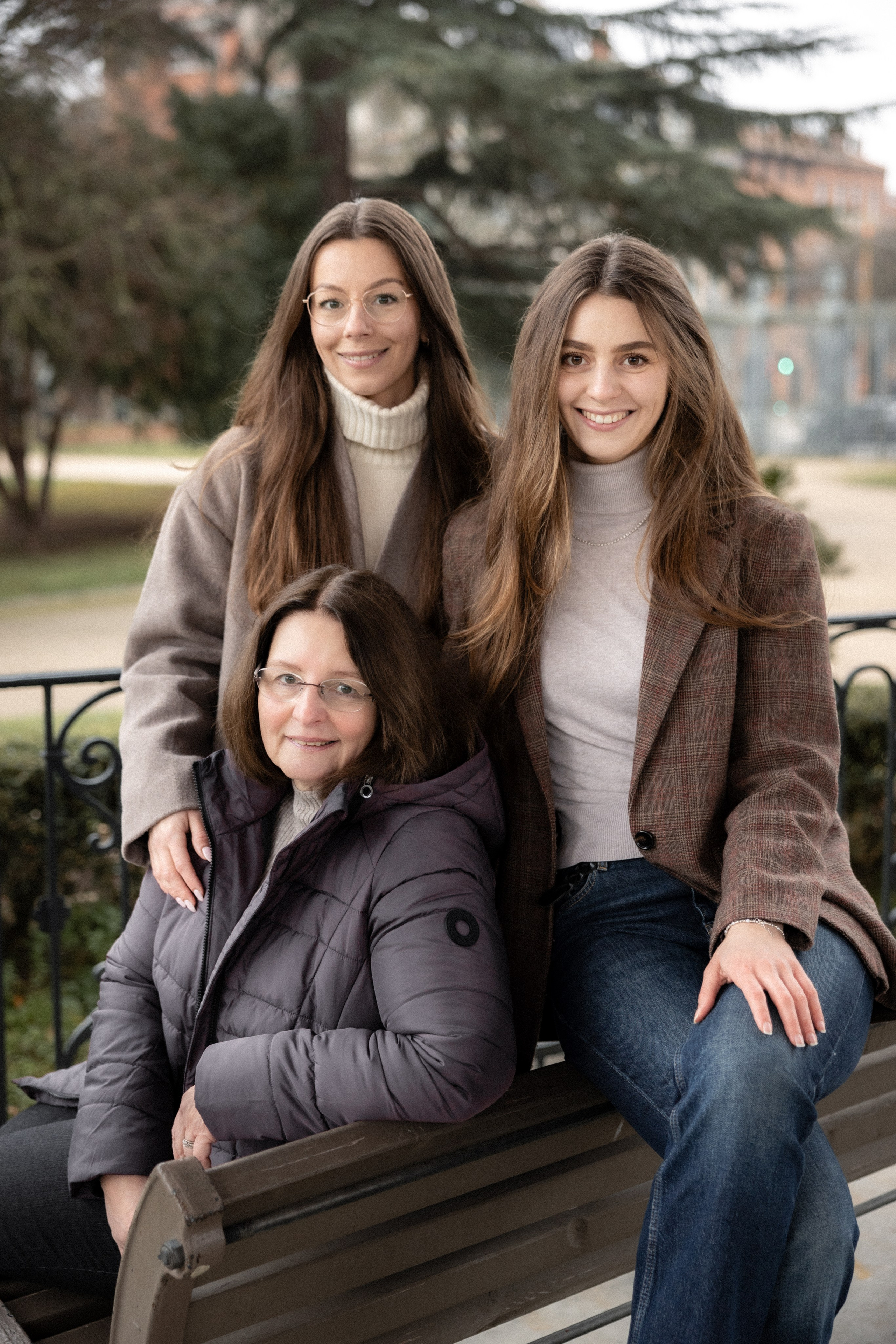 Family photoshoot with adult kids in Toulouse, Jardin des Plants. Eugénie Smirnova — your photographer in Toulouse and southwest France