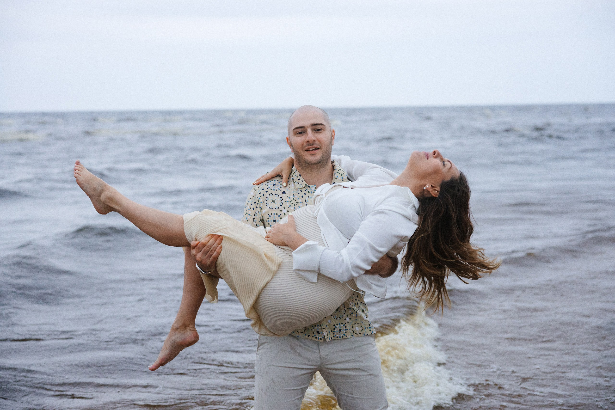 Беременная фотосессия на пляже с мужем и собакой — закат, дождь и настоящие эмоции. Евгений Тимофеев | Свадебный и контент-фотограф и видеограф в Риге