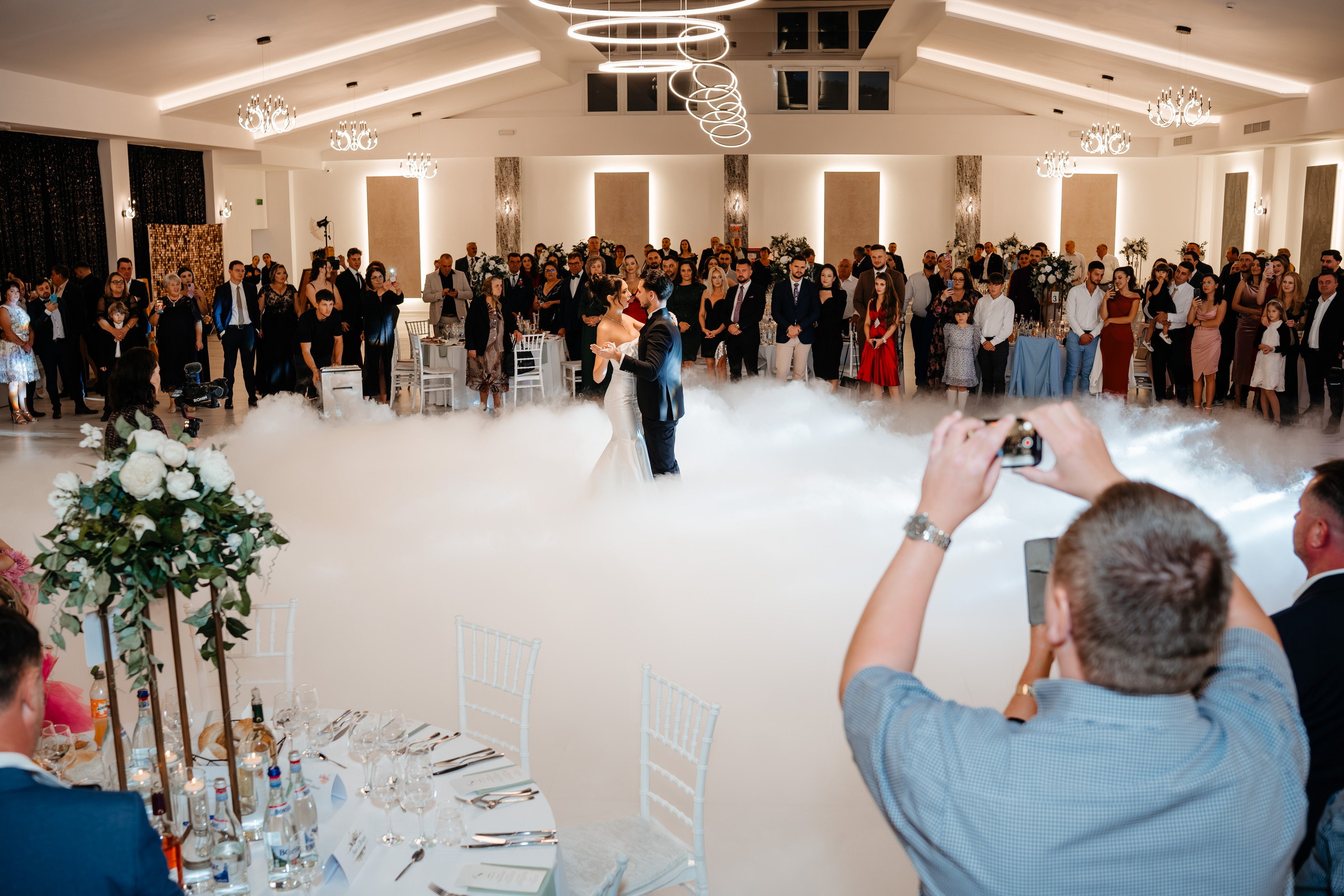 Invitații urmărind momentul artistic al mirilor în sala Anne Dărmănești.