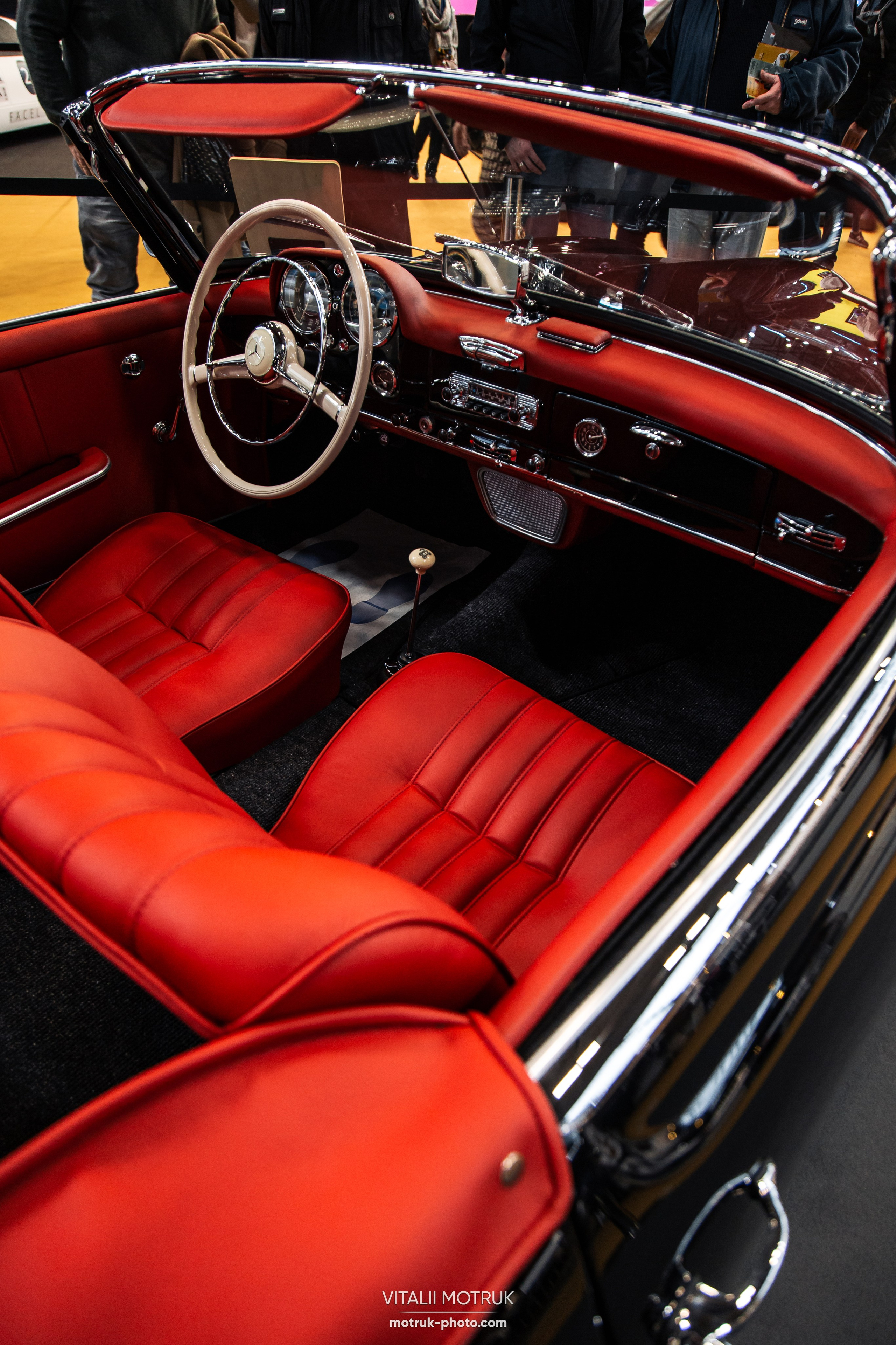 Retromobile 2023. Photographe de voitures à Paris — Vitalii Motruk