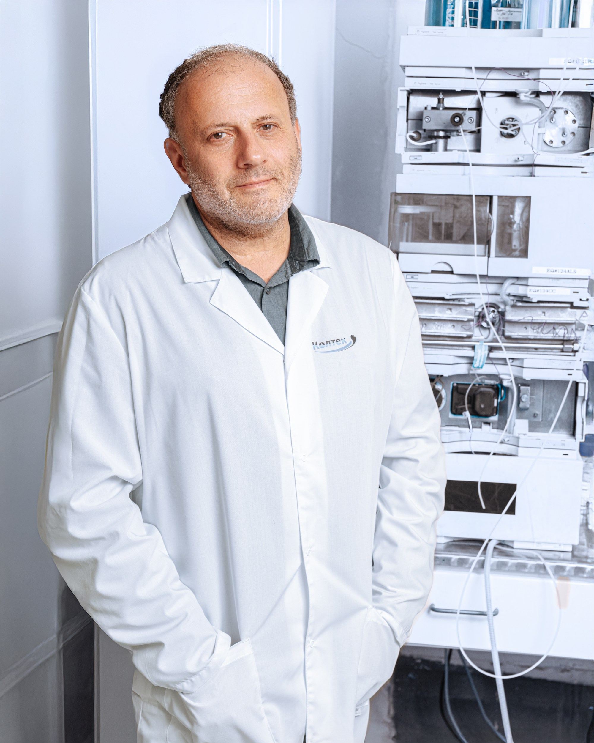 Корпоративная фотосъёмка химической лаборатории в Москве — настройка оборудования специалистом