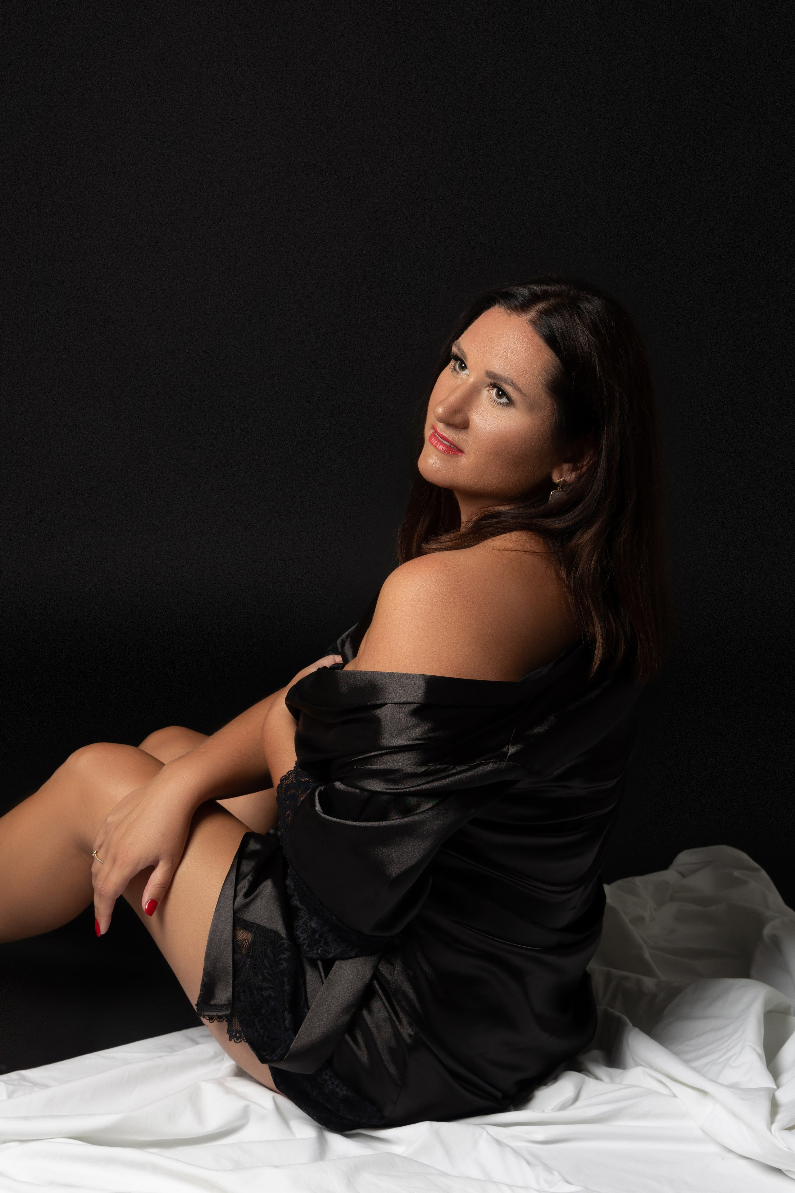 Frauen Fotoshooting in Iserlohn – sinnliches Portrait einer Frau im schwarzen Kleid, professionelles Beautyshooting im Fotostudio JS Photography