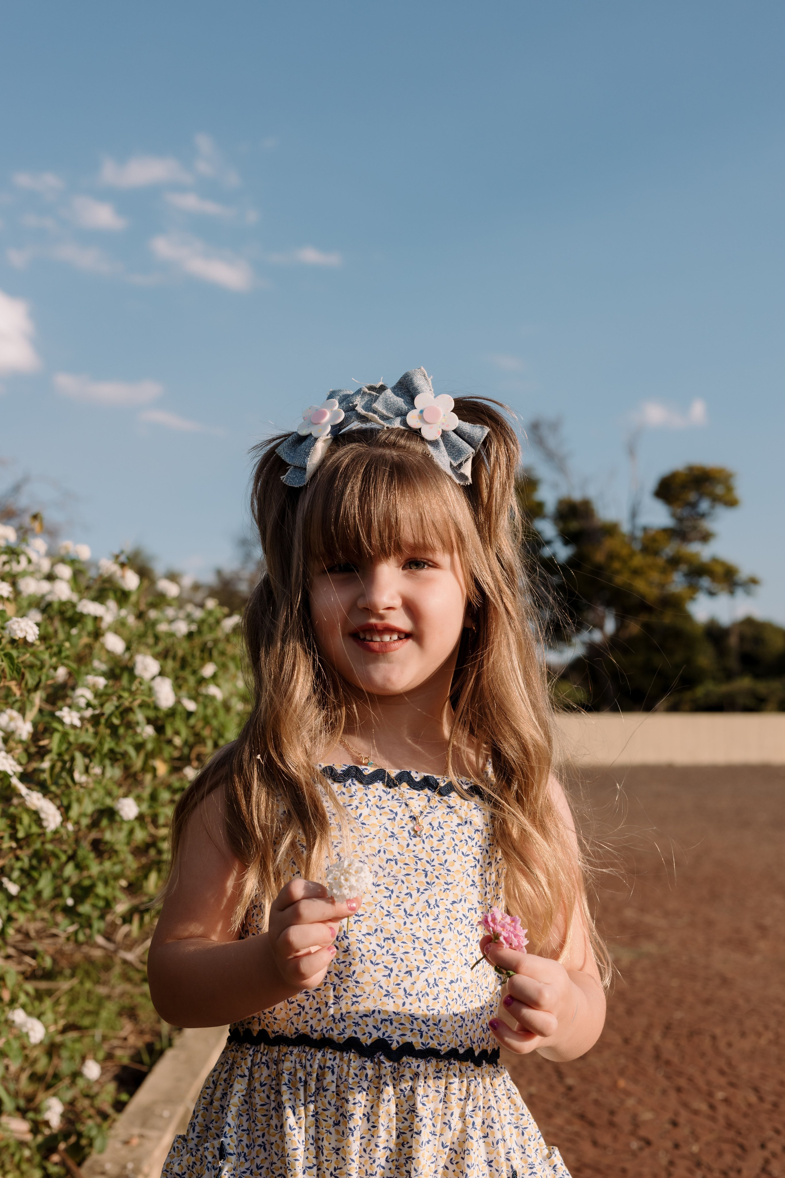 Criança explorando o espaço durante ensaio ao ar livre