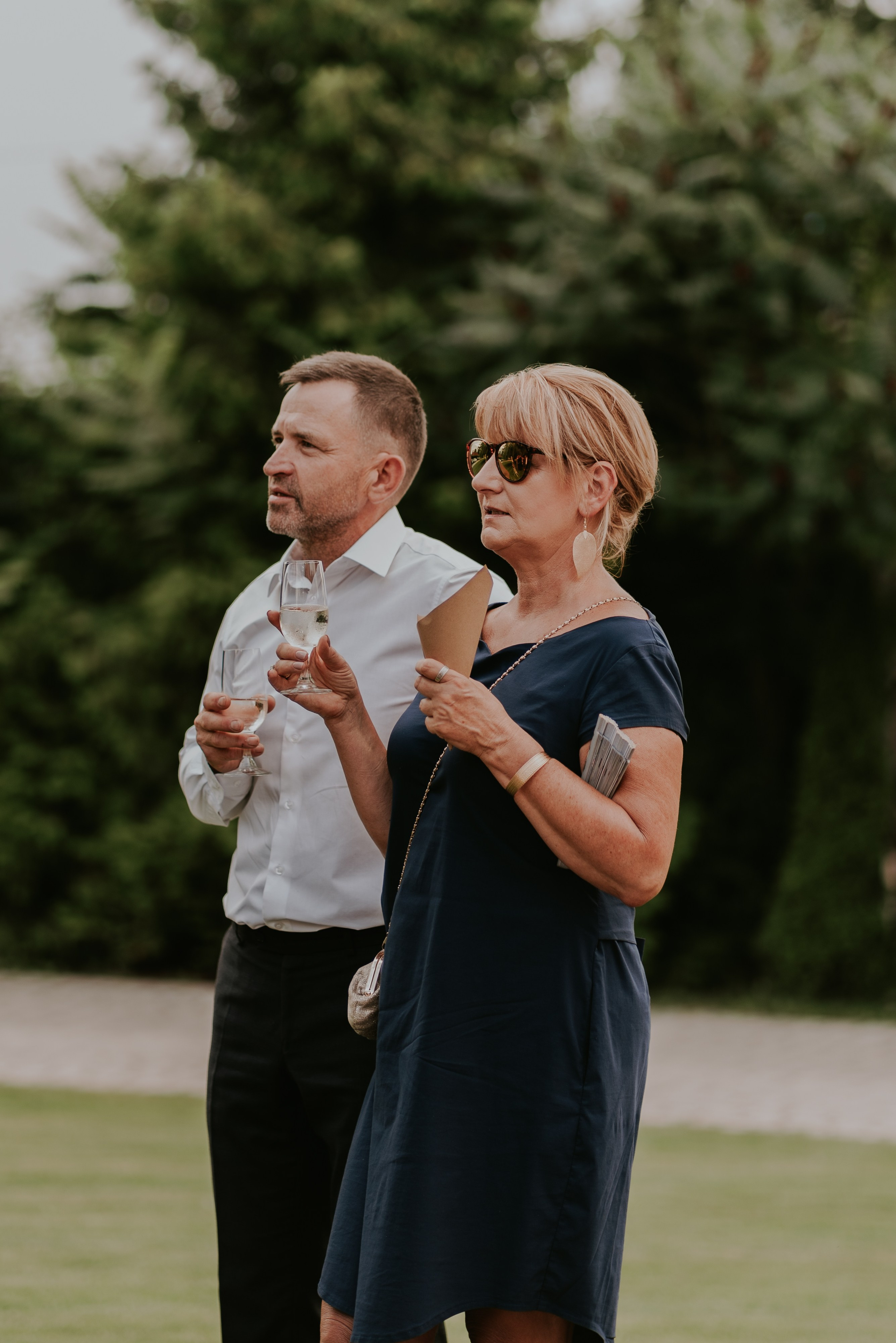 Dwór Wierzbno: plenerowy ślub pod wierzbą. Karkowskafoto - fotografia miłości