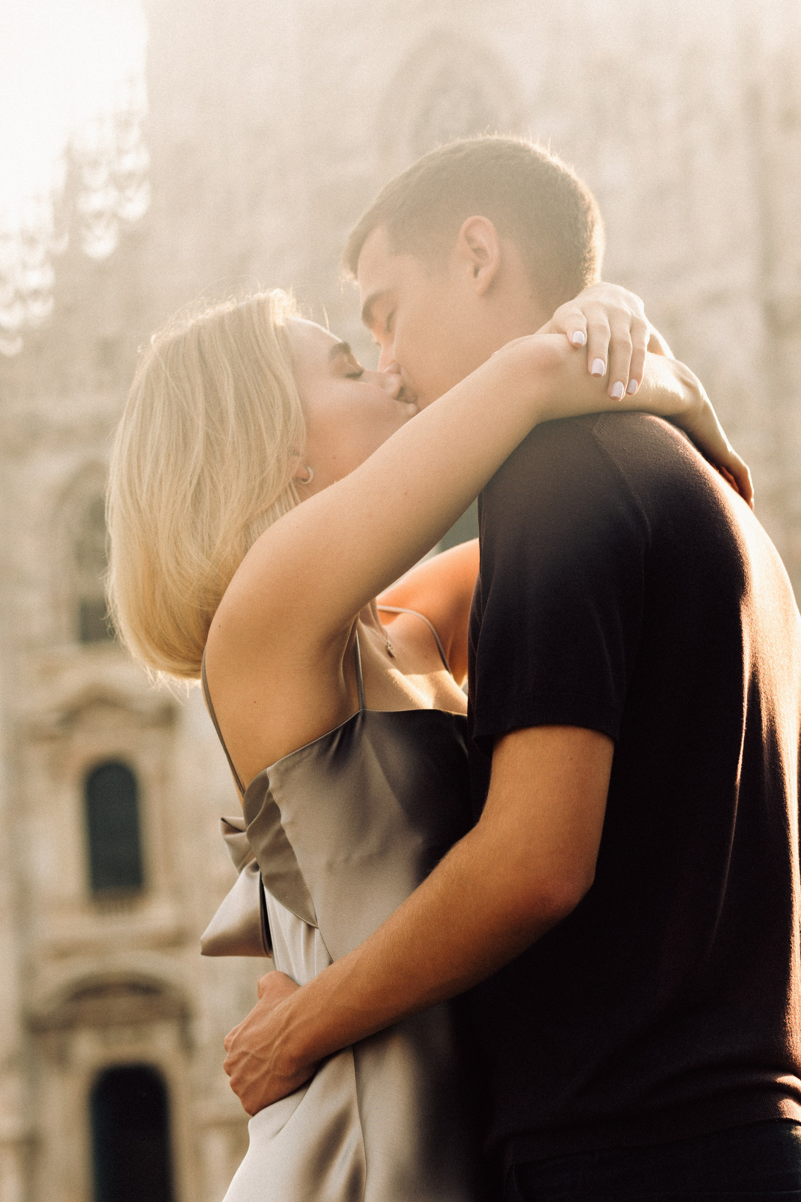 sunrise couple photoshoot at Duomo di Milano