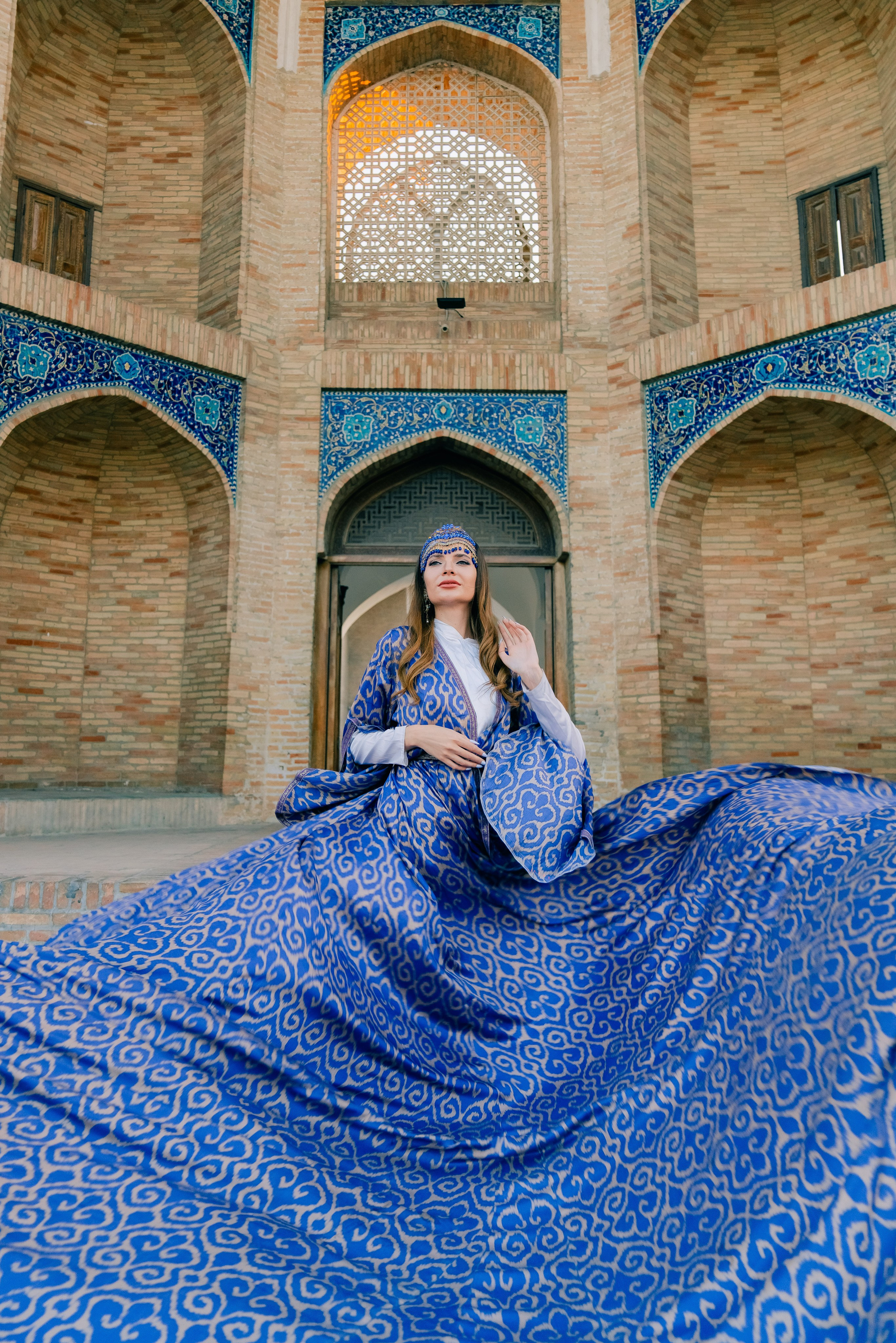 Samarqandda fotosessiya uchun uzun libos shleyfli ijarasi