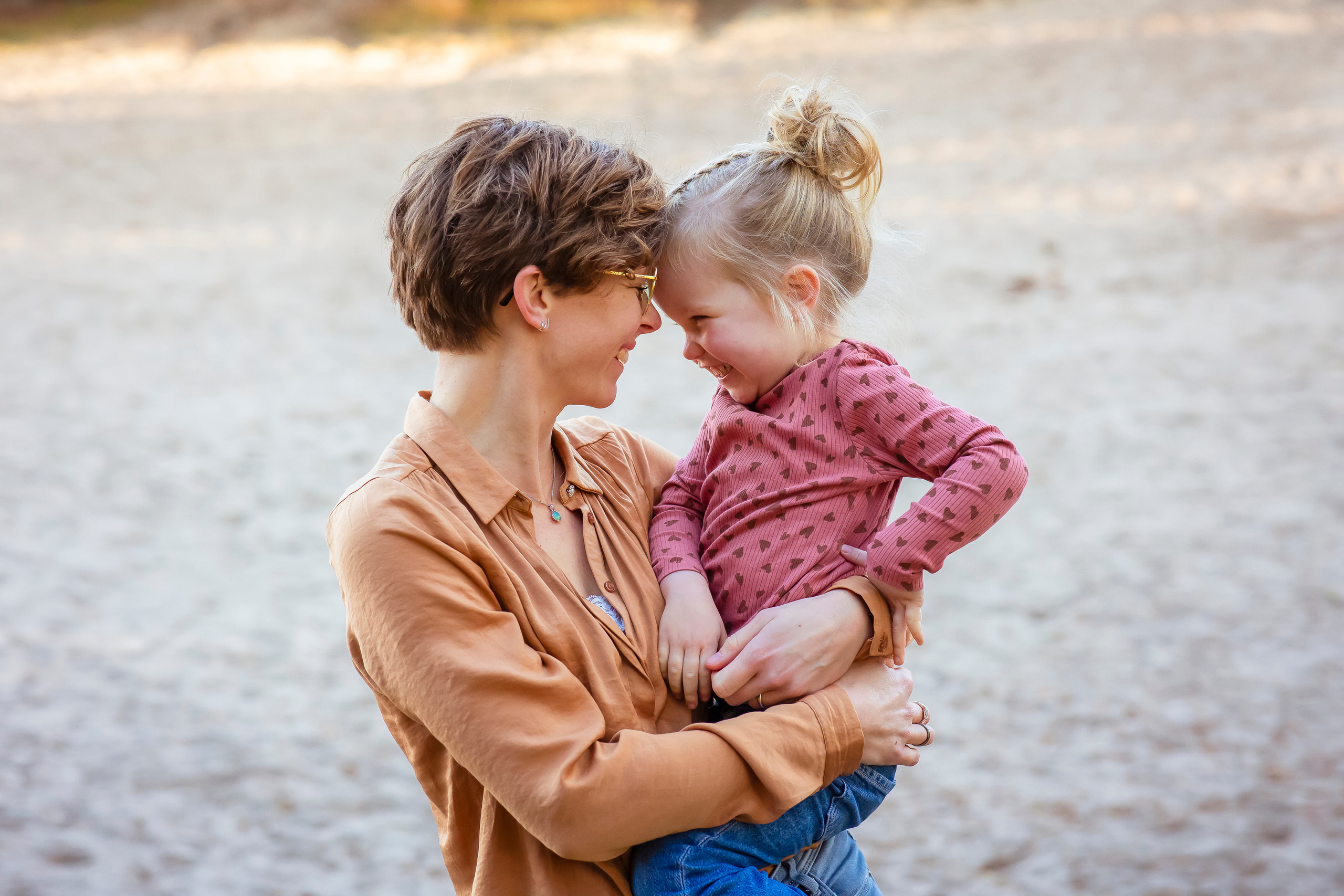 Moeder knuffelt met haar dochter