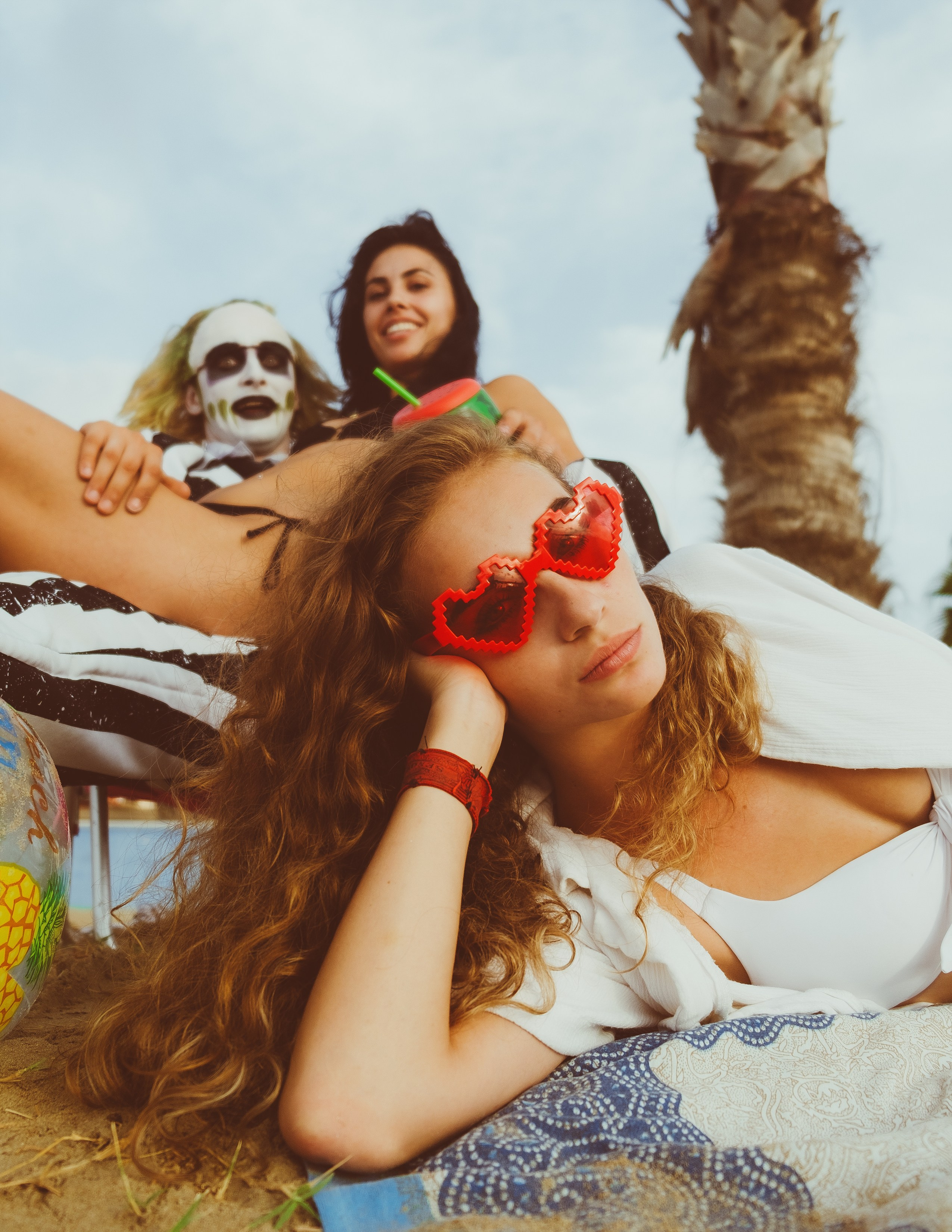 Beetlejuice на море: Экспериментальная фотосессия с цирковыми артистами — Фотограф Андрей Луковников